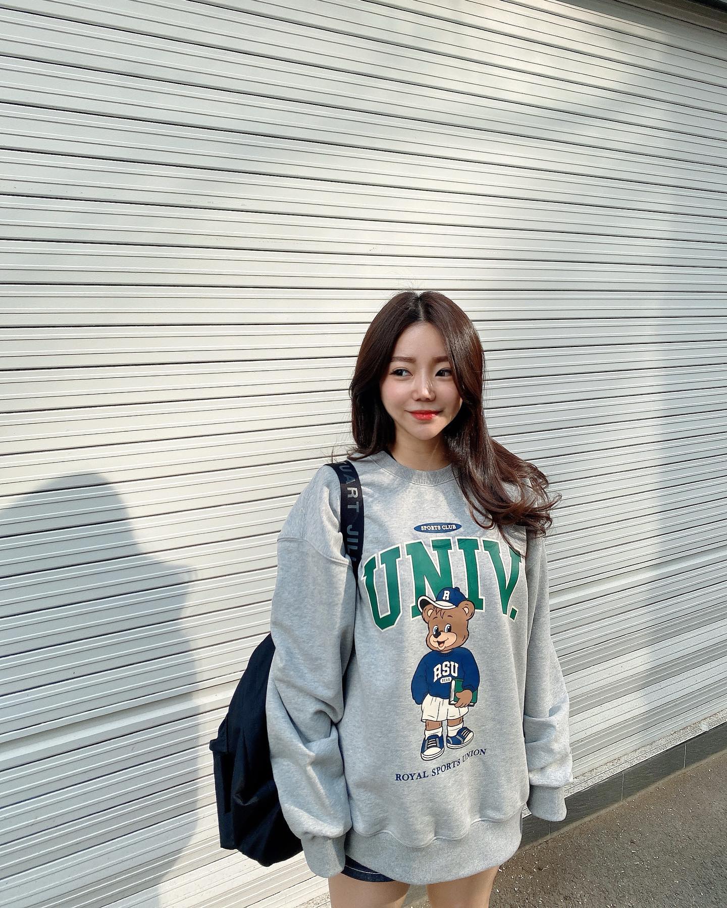 학생인 척 해봤어요👩🏻‍🎓

#ootd #RSU #아이비리그룩 #프레피룩 #무신사 #여자맨투맨 #맨투맨