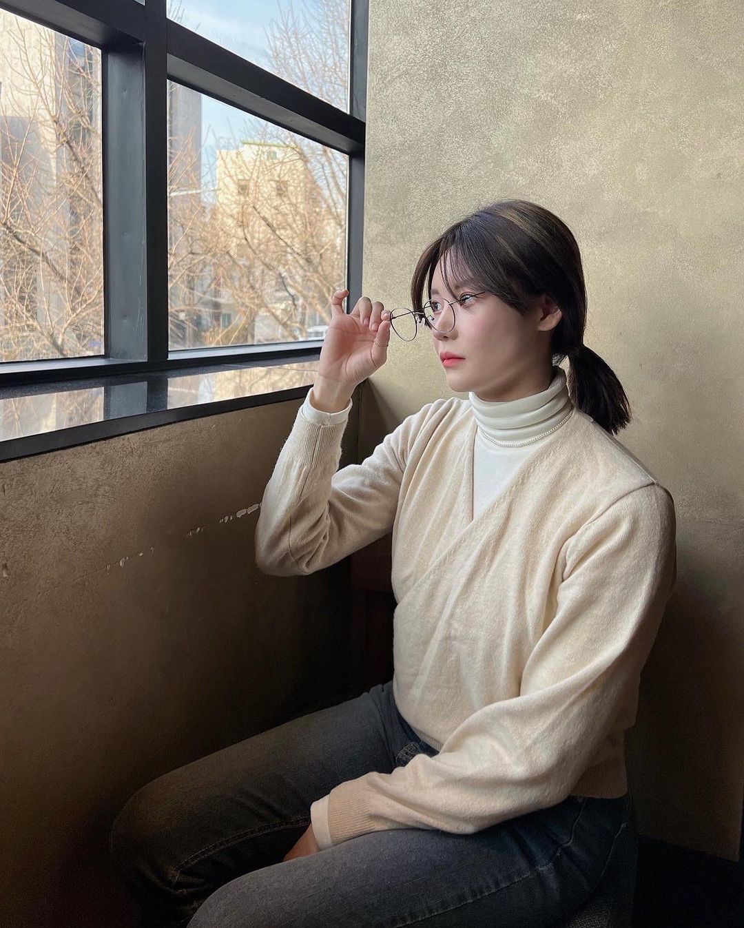 김희주 on Instagram: “이번에 좋은 기회로 #S7ILUVU 에서 받은 선물🎁✨ 튀지 않는 메탈리한 색감과 안경 무게가 8g밖에 안 돼서 가볍고 착용감도 편해요 안경 입문용으로도 추천드려
