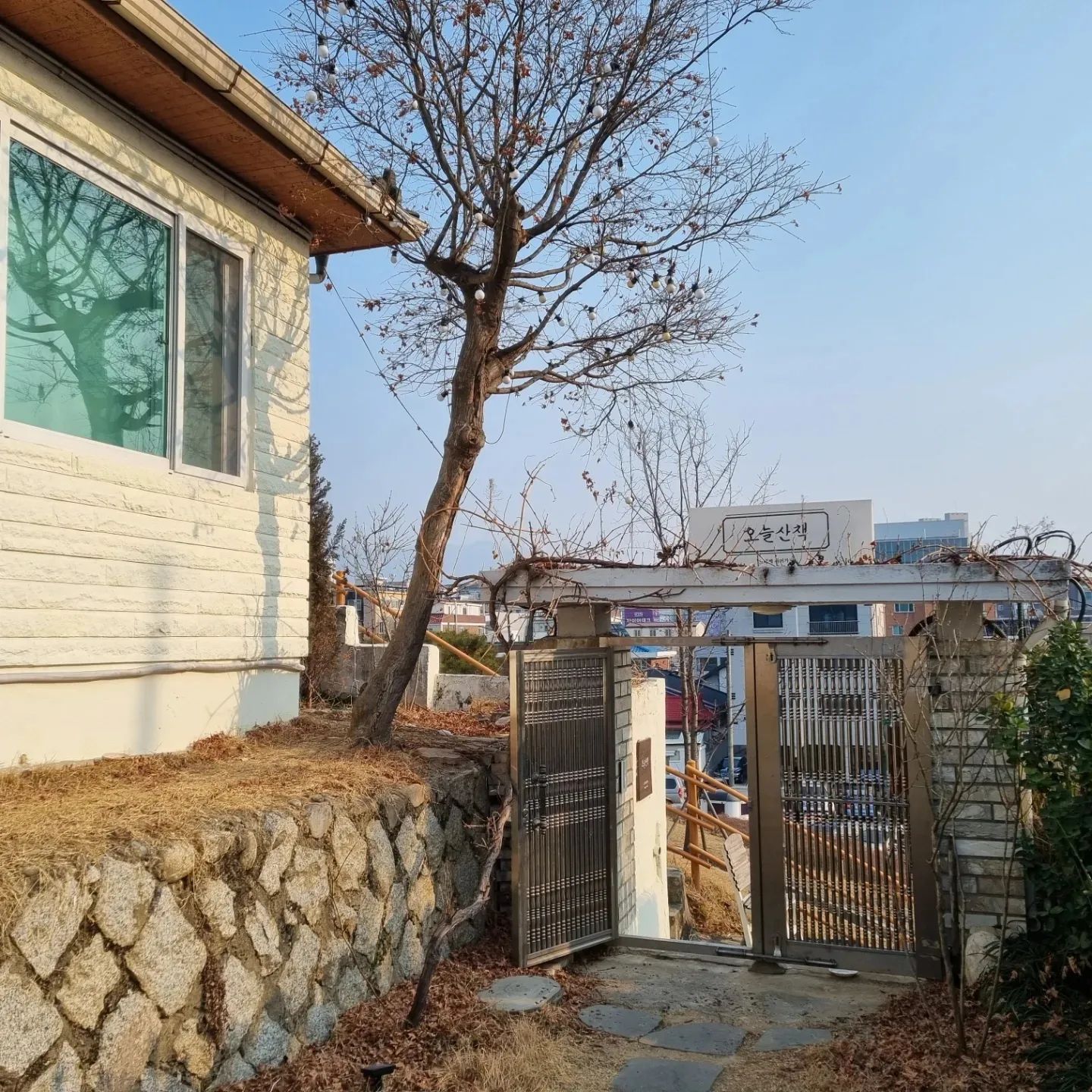 #춘천 #춘천여행 #춘천숙소 #춘천숙소추천 #춘천에어비앤비 #오늘산책 

춘천 여자셋 감성 여행 숙소 오늘산책!!
고즈넉한 분위기에 햇빛받으며 셀카찍기 제격인 숙소!
구석구석 사진 남기기 좋은 분위기
저녁되니까 조명과 함께 더더 이쁨!!

방 두 개가 완전히 분리되어 아쉽지만 거실이든 각 방이든 모여 놀기 좋아서 대만족!!

옆 카페에서 웰컴드링크 제공. 
냉장고에 물 제공.
수건, 드라이기, 샴푸, 바디워시 제공.