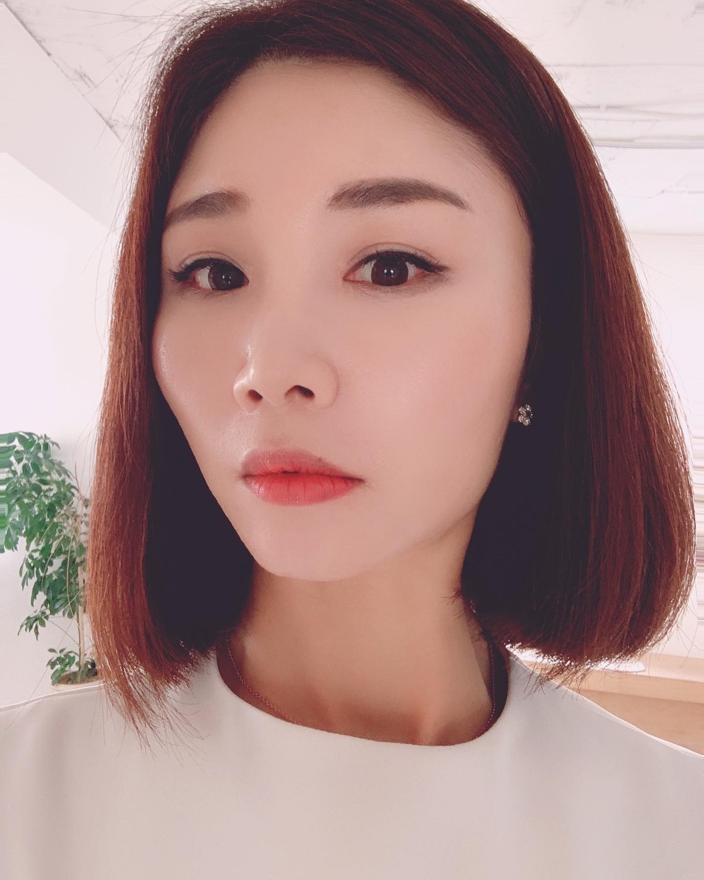 오늘 하루 축하를 너무 많이 받아서
나 너무 행복한 사람이다 싶다😄

신랑이 지하주차장에  두고 온게 있다며 나가더니 12시 땡 되서 케익이랑 꽃다발 선물을 들고 와서 서프라이즈 축하🎂

울뻔 했는데 저 불혹🤣 
글자에  눈물 쏙 들어가고
미역국도 끓여주고 너무 고마워~~ ❤️

요새 힘든일이 있었는데 맘편히 기운내라고 아빠가 생일 축하한다며 거금을😭
아직도 엄청 챙겨주시는 아빠! 
뭐 사드리려고 하면 아빠가 돈 안 벌면 그때 사주라며 하나라도 더 챙겨주신다.
부모님 사랑은 다 못 갚아😭

코로나때문에 못 만난다며 선물 챙겨주고
생각지도 않은 학부모의 축하까지.. 

오늘 이 느낌, 이 감정 감사함. 간직하고 싶어서 피드에 남긴다.
.
.

#hbd 
#감사합니다
#사랑합니다