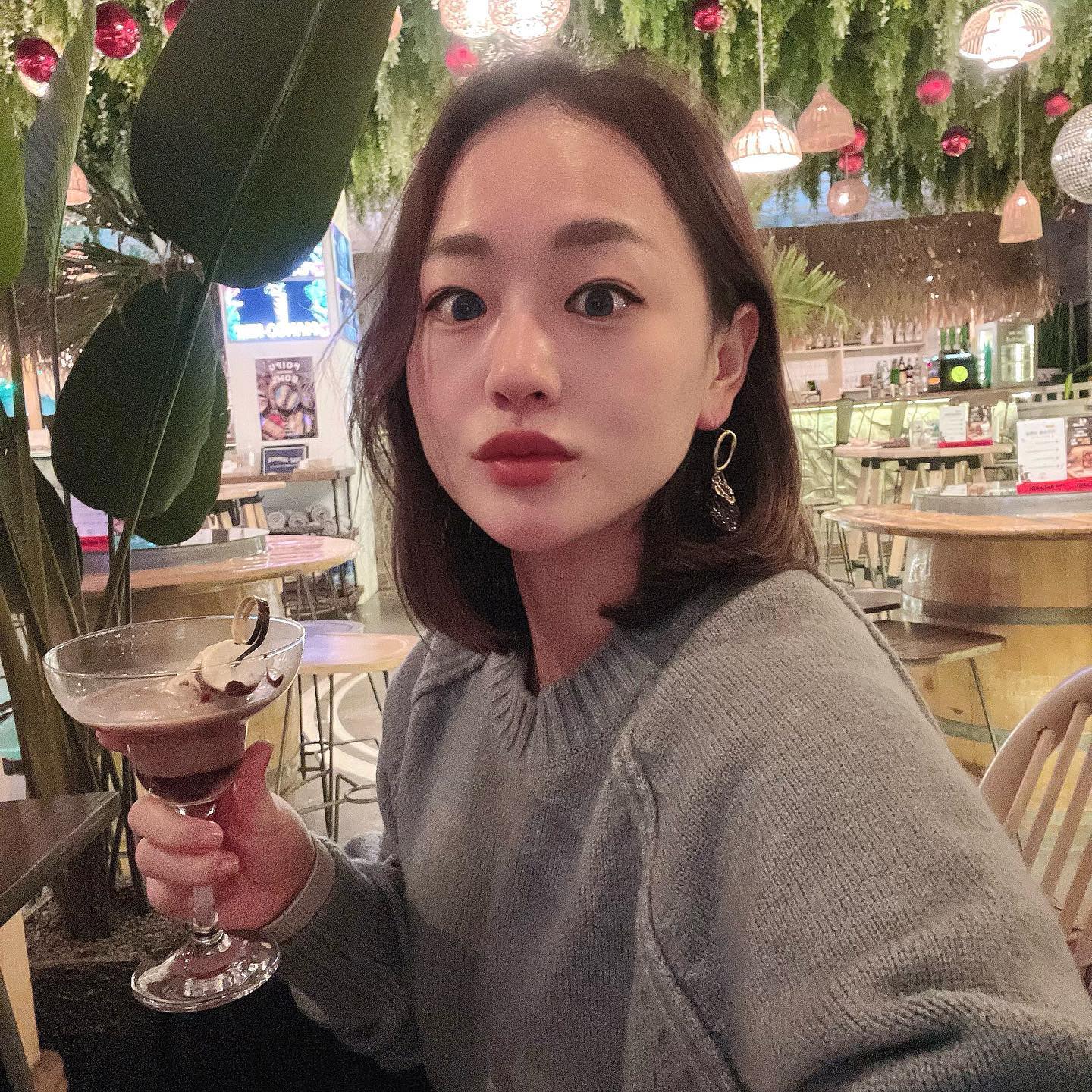 간만에 콧바람 쐐러 #강릉여행 🌊
저녁에 바다 산책하다가 칵테일 마시러 #포이푸경포세인트존스호텔점 으로 고고 😆🍸 
모히또랑 시그니처 칵테일 ! 맛도, 모양도 분위기랑 넘 찰떡쓰 ㅋㅋ 
발렌타인시즌을 맞이해서 시그니처 칵테일먹었는데 초코맛 달달하니 존맛! 
분위기 완전 이국적 ❤️태국생각도 나고 발리생각도 나공 넘가고싶어지자낭 😭
칵테일뿐아니라 커피,음료도 다양하고 메뉴도 수제버거,바베큐까지 다양해서 식사하러 오기도 딱 조음!
립바베큐도 시켰는데 사과나무로 매장에서 직접 훈연해서 야들야들하니 옴총 맛있어따고 한당!
담에는 여름에 꼭 와야지 😍🥰
.
.
.
.
.
poipu_saint 
#강릉발렌타인#강릉데이트코스
#강릉칵테일#강릉바베큐#강릉여행코스#강릉포토존#강릉인생샷#여기서행복할것#여행에미치다_국내 #강릉맛집#강릉카페#강릉가볼만한곳#강릉#포이푸#강릉핫플레이스