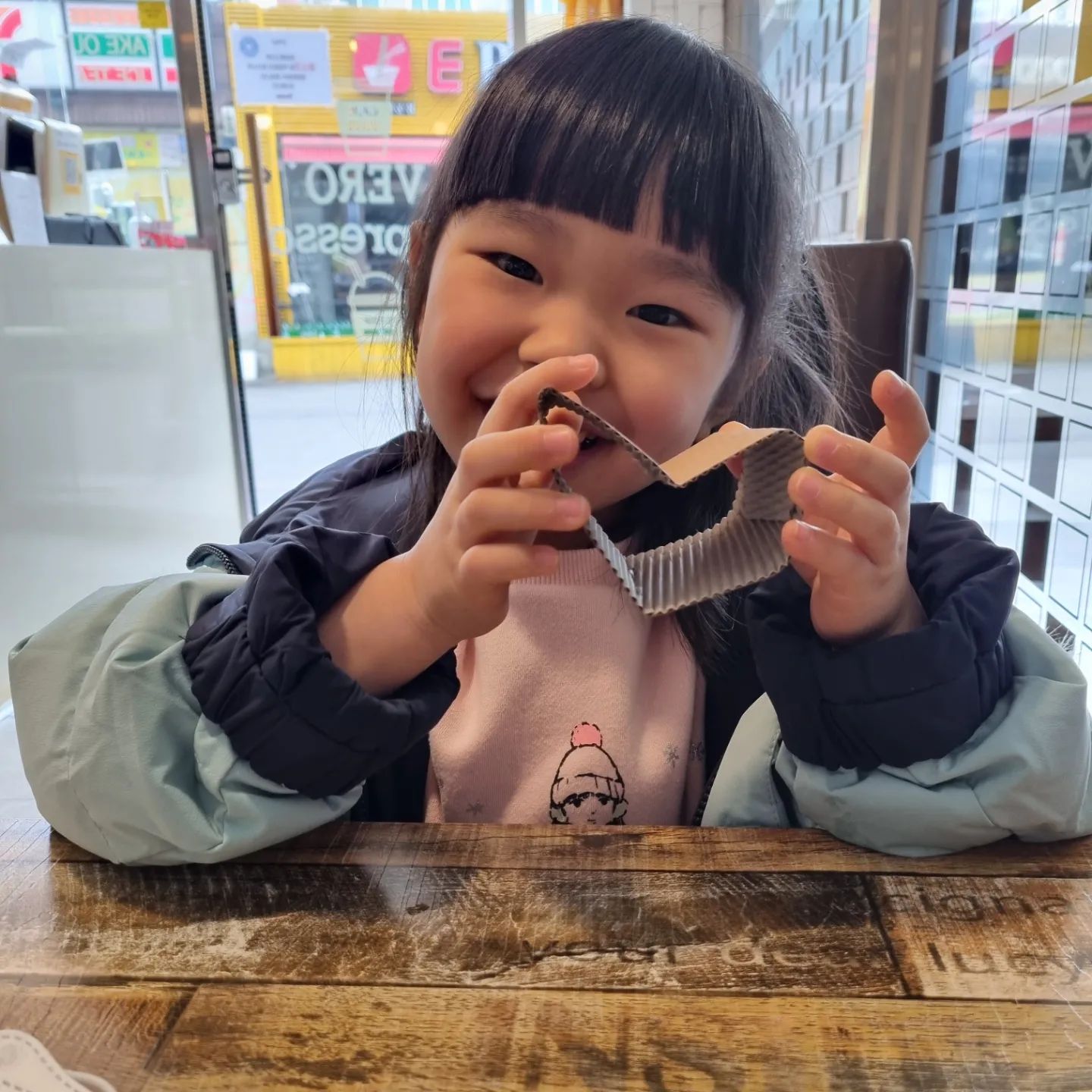 안좋은일의 연속
많이 울었다 아직 더울고싶다
다리를다치고, 집이갑자기 월세가되고
갑작스런 해고와 콘서트취소까지..더울어야지
.
오랫만에 지아와 유진이와 셋의만남
스시현 문닫아서 명륜진사갔다
그근처 카페갔는데 사장님 너무친절...
집와서 공부하고 있는 지아~~