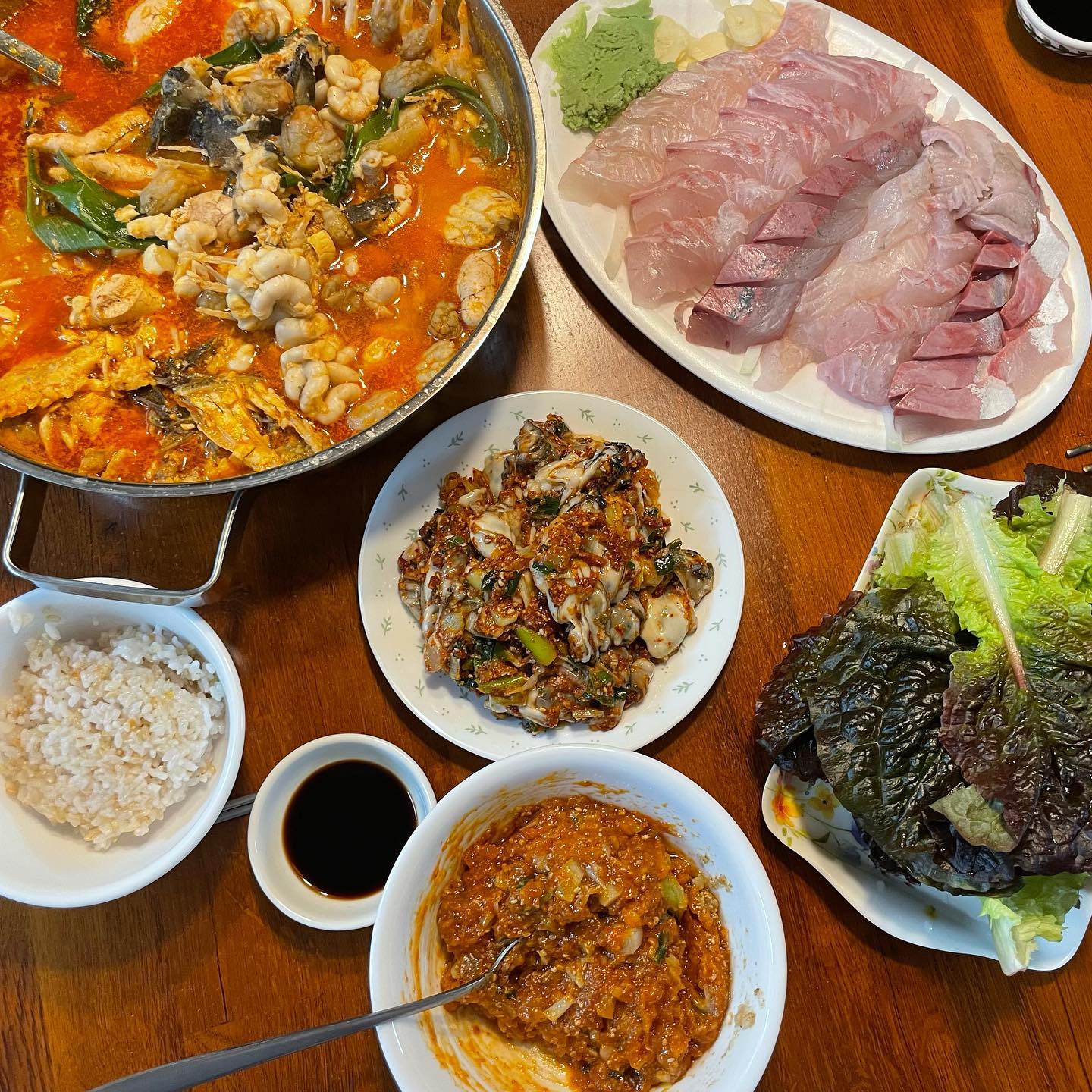 .
남편이 죠아하는 회 냠냠
마트에서 곤이랑 알 사와서 매운탕에 넣어먹었어요.
마트에서 보이면 매번 살까 말까 고민 되는 굴도 한봉사와 무쳐먹었네요
.
집에서 몇끼 안먹는 밥이라 매번 다른걸로 해주려하는데 그래서 남편이 주말에 있다가 돌아가면 냉장고엔 먹다 남은 반찬들이 많아요 ㅋㅋㅋㅋㅋ
#고니네집밥