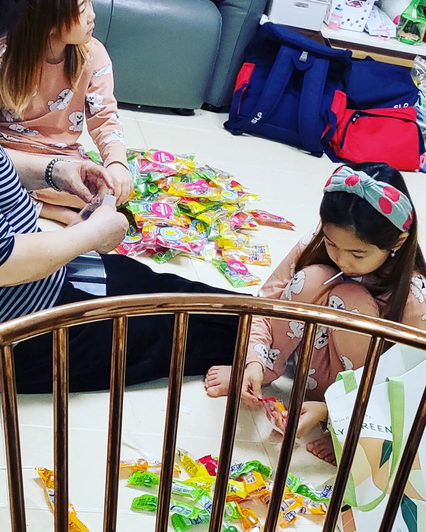 엄마일 도와준다고ㅋ
우리 고객님들 서비스 사탕포장중
울 하둥이랑 어머님이 포장도와주고
울집은 요즘 나때문에 모두고생고생🤣
사랑해용❤하트뿅🥰

울하린인넘웃겨진짜
내방송봤나봐
고객님사탕싸야쥬~?이럼🤣
깜놀ㅋㅋㅋ