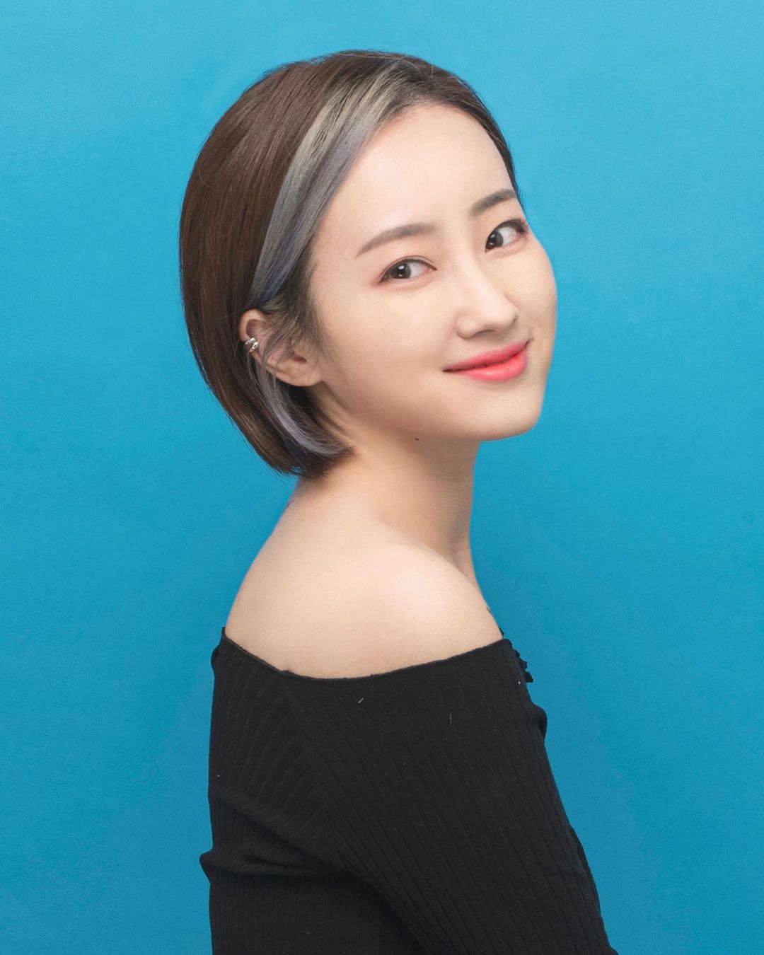 뇽찡 on Instagram: “#협찬 포멀 스튜디오에서 진짜 오랜만에 증명사진 찍었습니다 📸 결과물보고 정말 깜짝 놀랐지뭐예요,,, 그리고 지금 저 사진 울엄마 카톡프사됐음 당연함 정말 자연스러