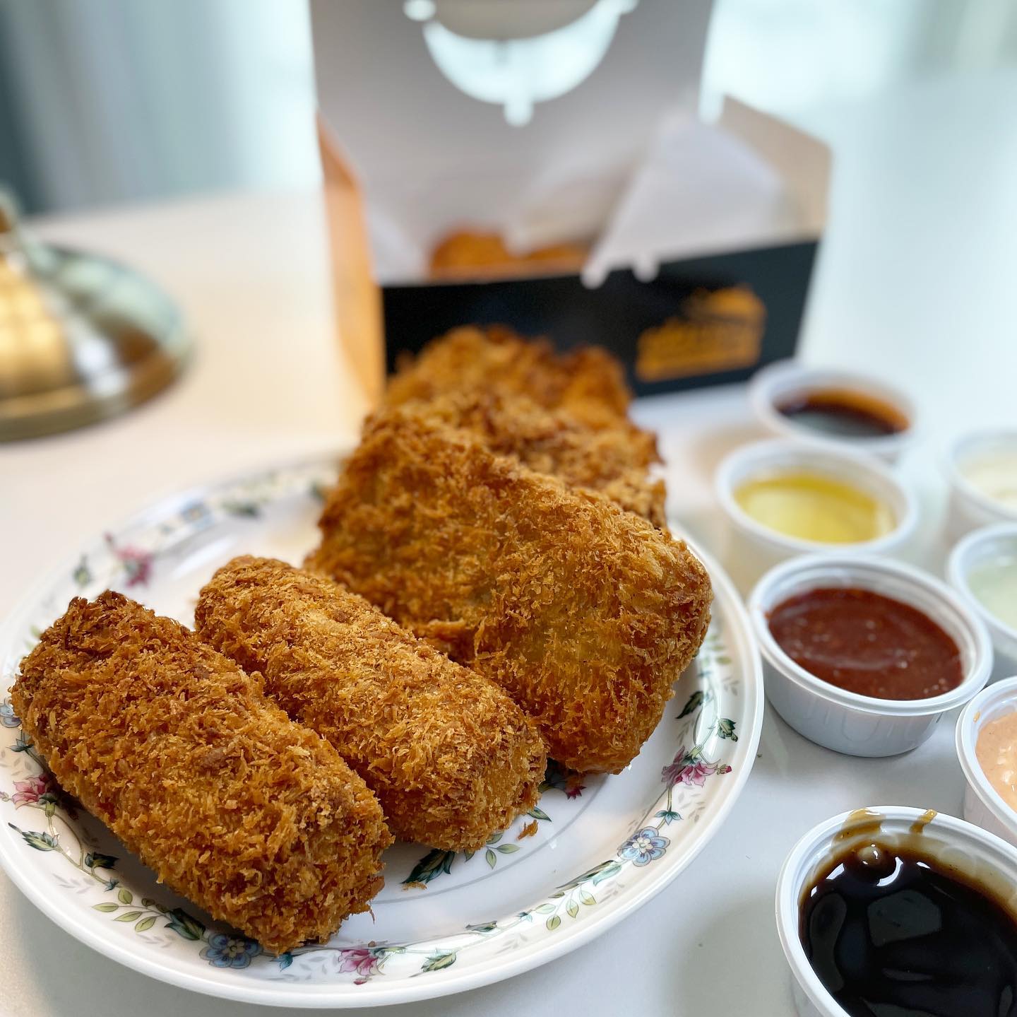 #협찬

정말 맛있게 먹은 대전 돈까스 맛집😀
!!!! 갓츠킹 !!!!
코로나 시대가 오고 배달이나 포장을 많이 해서 먹는 요즘 집에서도 
요렇게 바삭하고 맛난 돈까스를 저렴한 가격에 먹을 수 있더라구요 :)

배재대 후문 쪽에 있고
버스정류장 앞에 있어서 찾기도 쉬웠어용!

포장해와서 먹는데 에어프라이어에 돌려 먹으니
완전 갓 튀긴 것 처럼 바삭바삭🧡
치즈도 쭉쭉~
고구마 치즈 돈까스도 너무 맛있고
저렴한 가격에 세트 메뉴로 여러가지 돈까스 먹을 수 있어 더 좋더라구용
소스도 다양하게 취향대로 먹을 수 있고
가마솥에 튀긴 돈까스 *_*
넘나 맛있어용 🥰

#대전돈가스#대전돈까스#대전맛집#대전배달#대전포장#대전추천#대전후기#대전서구맛집#대전서구돈가스#대전서구돈까스#대전서구배달맛집#서대전맛집#서대전돈까스맛집#서대전돈가스#대전변동맛집#대전변동돈까스#대전도마동맛집#대전도마동돈까스#대전도마동배달맛집#가수원동맛집#배재대맛집#배재대돈까스#배재대배달맛집#갈마동돈까스#관저동돈까스#돈까스맛집