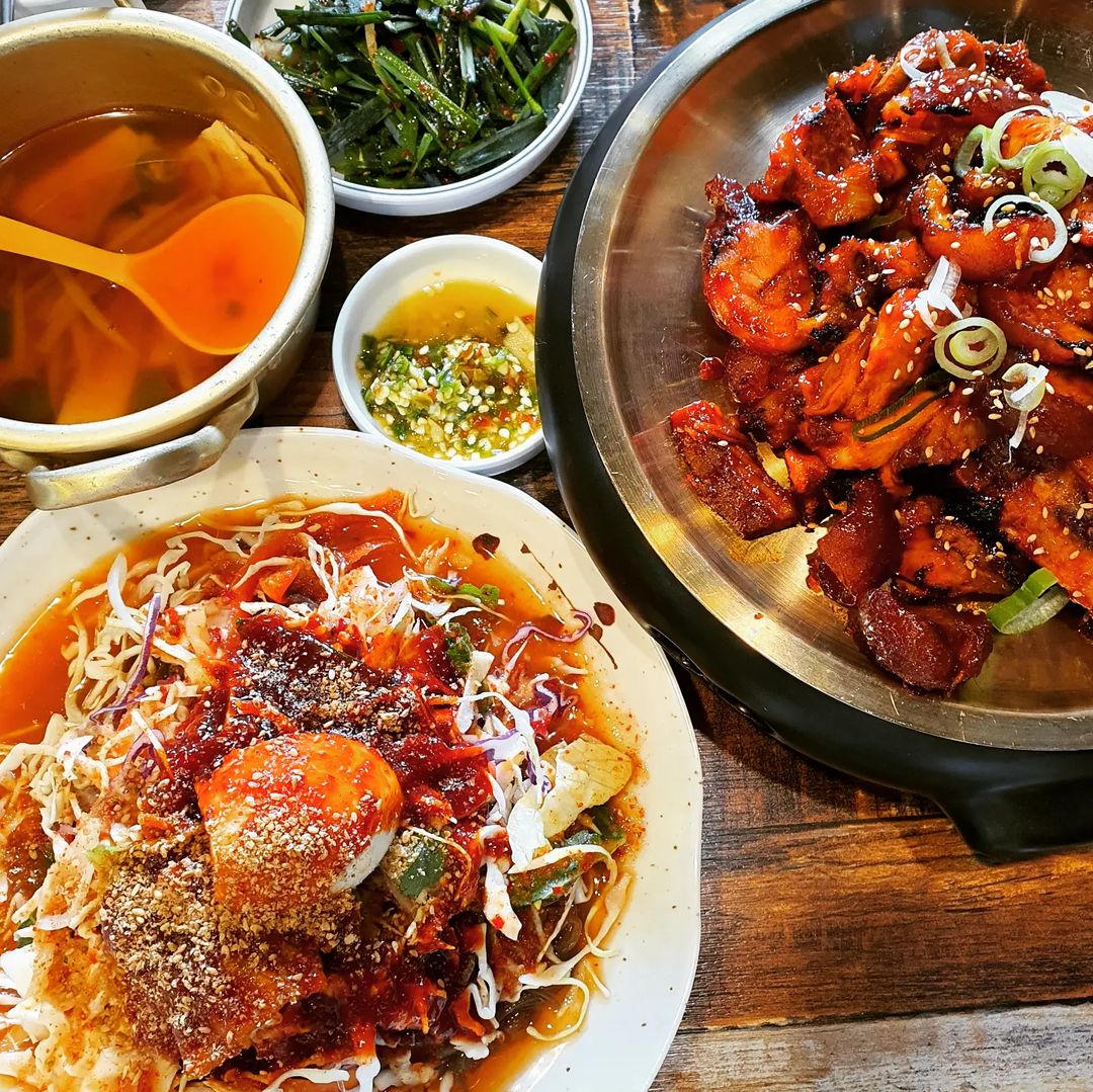 @foodyyamii on Instagram: “제발 여기 가세요ㅠㅠㅠㅠㅜㅜㅠㅠㅠㅜㅠㅜㅠ 아니 이 가격에 이 퀄리티 실화냐구여 진짜 🍖🍜🍻 막국수랑 족발 각각 소짜로 시켰는데 양 생각보다 많아서 진짜 깜