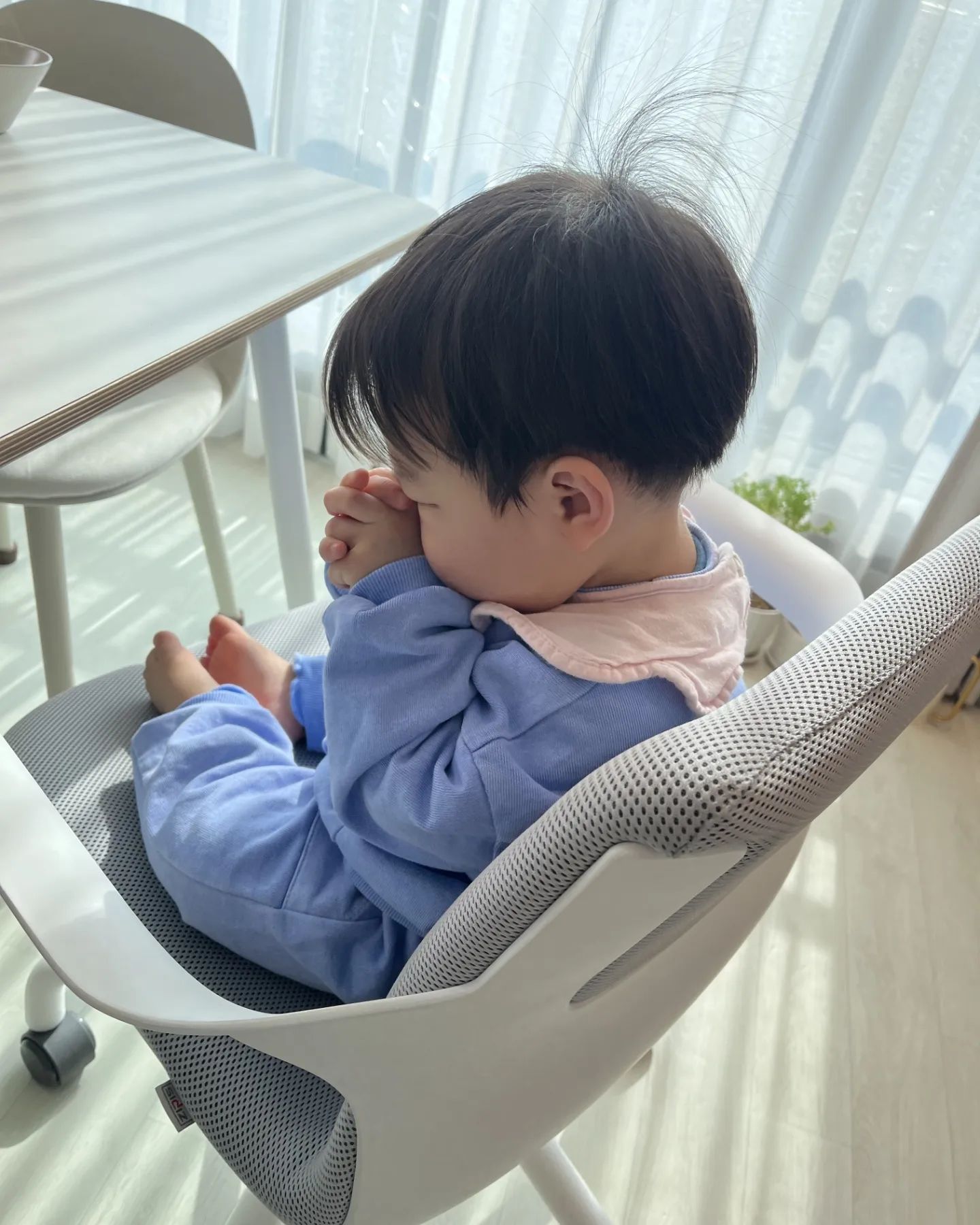 밥먹기전 식전기도는 기본이쥬?!😶🙏
.
.
.
#식전기도하는아기 #식전기도 #하나님감사합니다 #잘먹겠습니다 #아멘 #울애기 #아들그램 #소중해 #사랑해 #사랑해아가 #귀여움터짐