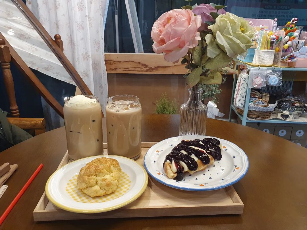 연블리버블⚘유쾌한연블리💃 on Instagram: “#협찬#부천카페#7월의이사빛 입니다💕 친구랑 부천대근처에 다녀왔어요~ #부천대뒷골목 에 이런카페가‼️ 시그니처라떼 아스크림🍦담겨나오