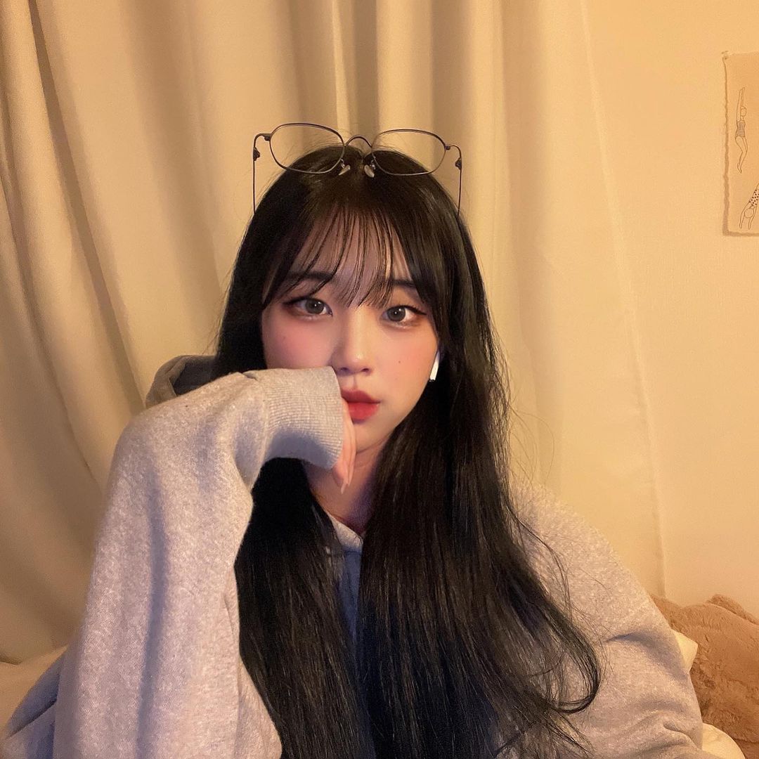 김먀 on Instagram: “S7ILUVU 안경 써봤는데 넘 잘어울리디ㅎㅎ 진짜 안쓴거처럼 대박 가벼웡,,,👍(8g 말도안대!!) 써지컬 스틸로 만들어진 안경이라 나같은 칠칠이도 쉽게 부러지지도 않고