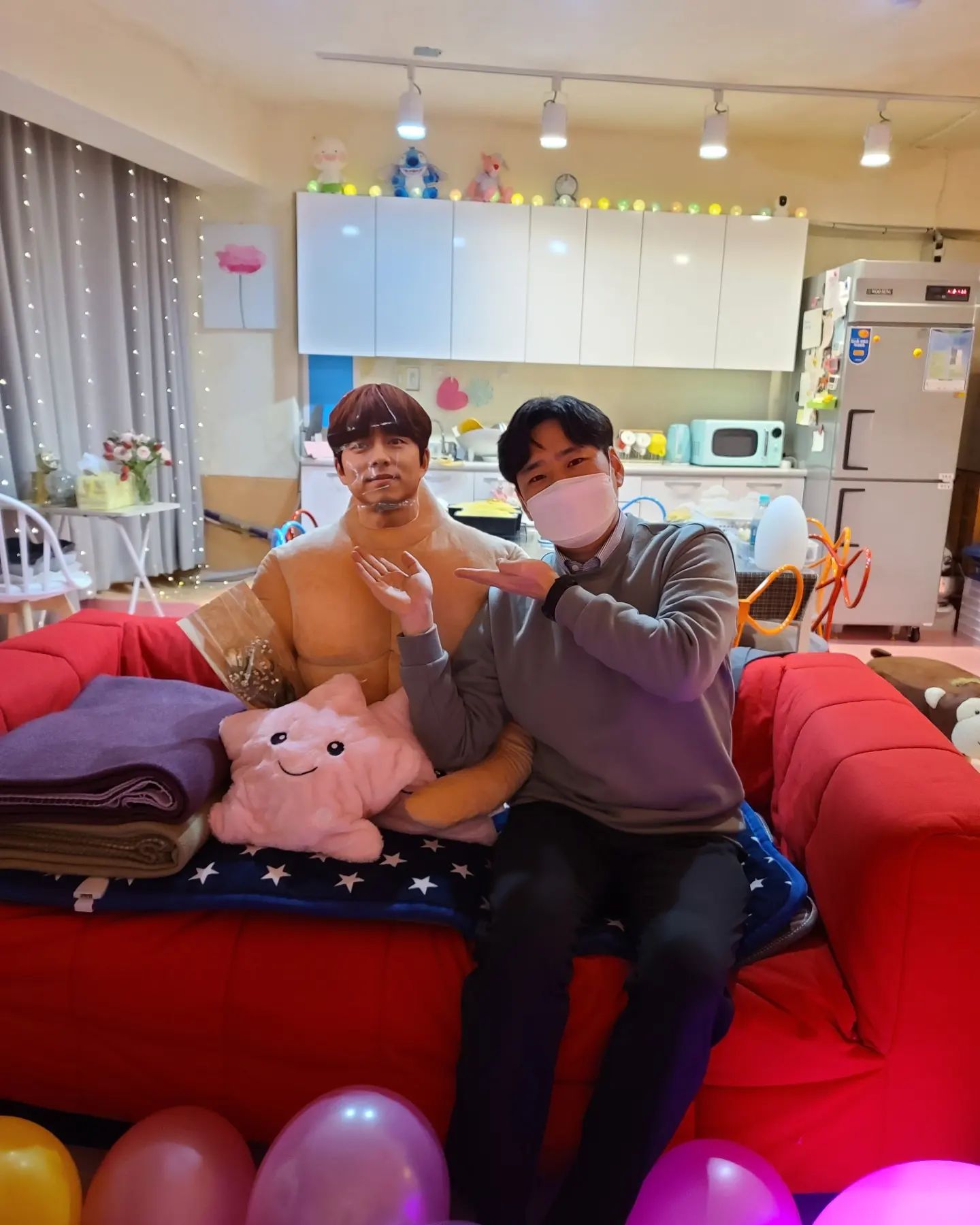브라이덜 샤워 파티룸 생일파티룸 프라이빗 공간대여에는

✅ 안지혜아지트

이전 피드에도 올린적이 있지만 이곳은 입구에서 공유가 나를 맞이해주는 을지로에서도 굉장히 특이(❓)하고 이쁜 장소다. 쌀로 만든 케이크와 쿠키를 파는 공방인 동시에 공간대여가 가능하며 베이킹 원데이클래스까지 연다. 지혜쌤은 본인이 마케팅을 적극적으로 해본적이 없는데 여기에 다녀간 사람들이 대신 마케팅을 해주는 신비한 경험을 한다고 한다. 그중에 나도 한명 추가됐다 🤣 ㅋㅋ 

주변 상권과 분위기를 봤을 때 빈티지 가득한 곳이기 때문인지 백남준아트센터 관계자 뿐만 아니라 잡지사 기자분들도 이곳에 가게를 열게된 이유가 궁금해서 취재를 다녀갈 정도였다고 한다. 🥸 이곳은 공간대여가 가능하므로 영화를 본다거나 노래를 부르고 싶을 때 최적화된 곳이다. 👫 커플끼리 혹은 친구끼리 좋은 추억을 만들고 싶다면 이곳을 추천‼️

📮 주소 : 서울특별시 중구 을지로 167-6 302호
⏰ 이용시간 : 매일 07:00 - 23:59 파티룸 대관 / 매일 09:00 - 19:00 원데이클래스,예약방문추천
☎️ : 010-8676-5144

#원데이클래스 #을지로원데이클래스 #을지로공간대여 #공간대여 #파티룸 #을지로파티룸 #안지혜아지트 #공유배우 #핫플추천