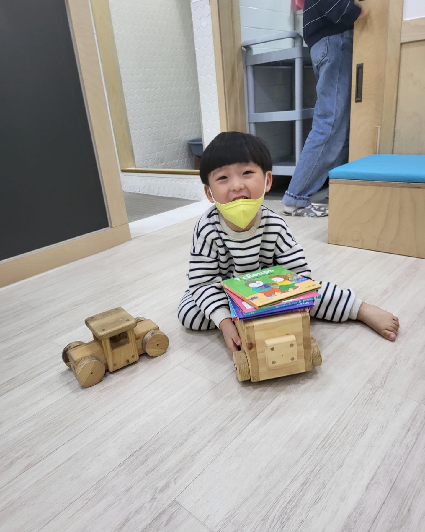 💛
우리집 귀얌둥이 
마스크 엑스스몰인데 크다 ..
저마스크는 좀더 크면 써야겠구만 
(그전에 코로나 종식되주믄 땡큐고👌)

마지막 사진들은 오늘 달집태우기 한거
소원적어 보냈는데 모두 이뤄지길 .. 
우리가족 친구 지인들 모두 대박납시다🌙