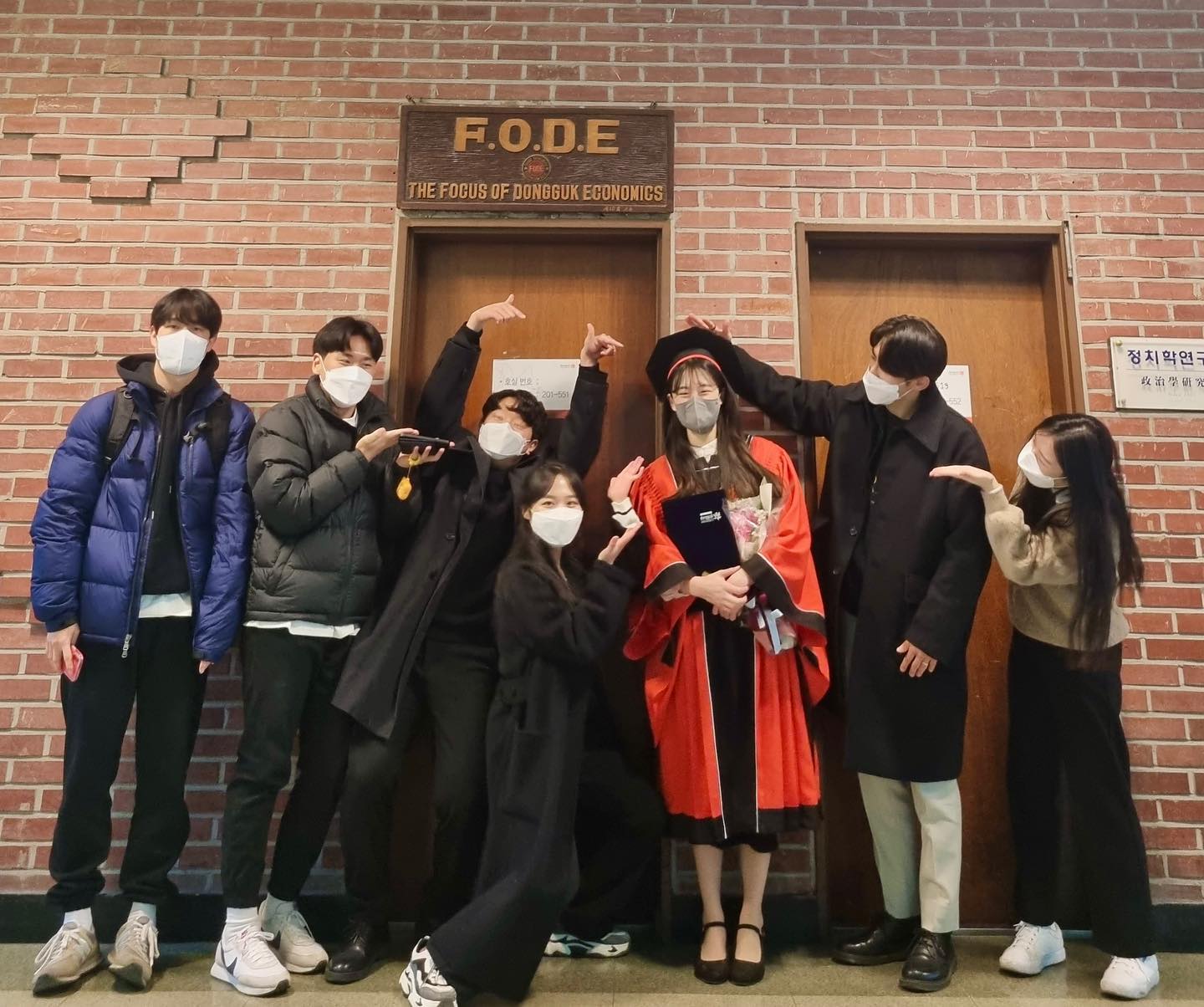 졸업 축하해주셔서 감사합니다❤️
경철이 경으니 꽃다발 선물 고마워💛
사진엔 없는 민섭오빠, 정윤오빠 추운데 같이 기다려줘서 고마워요ㅠㅠ
친구들 덕분에 대학생활 헛되게 보내지 않았음을 느꼈다☺️