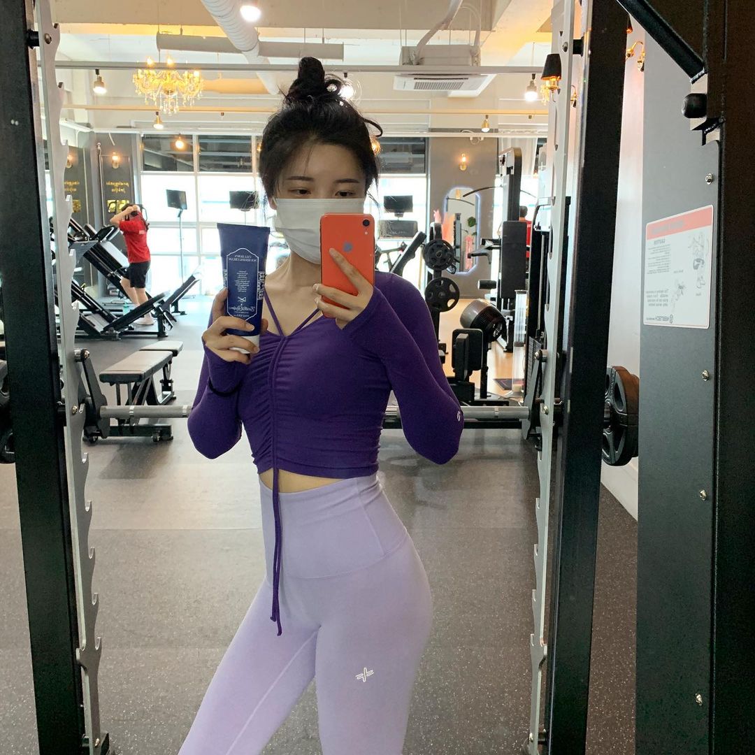 쏘이’s Instagram post: “#보라룩💜 #셀다운너리싱크림 운동전에 발라주면 온열효과 나서 몸에서 열이 후끈후끈하다💦 향기도 너무 좋아서 바디로션인줄.. 셀룰라이트 다 뿌셔뿌셔‼️ ⠀ #