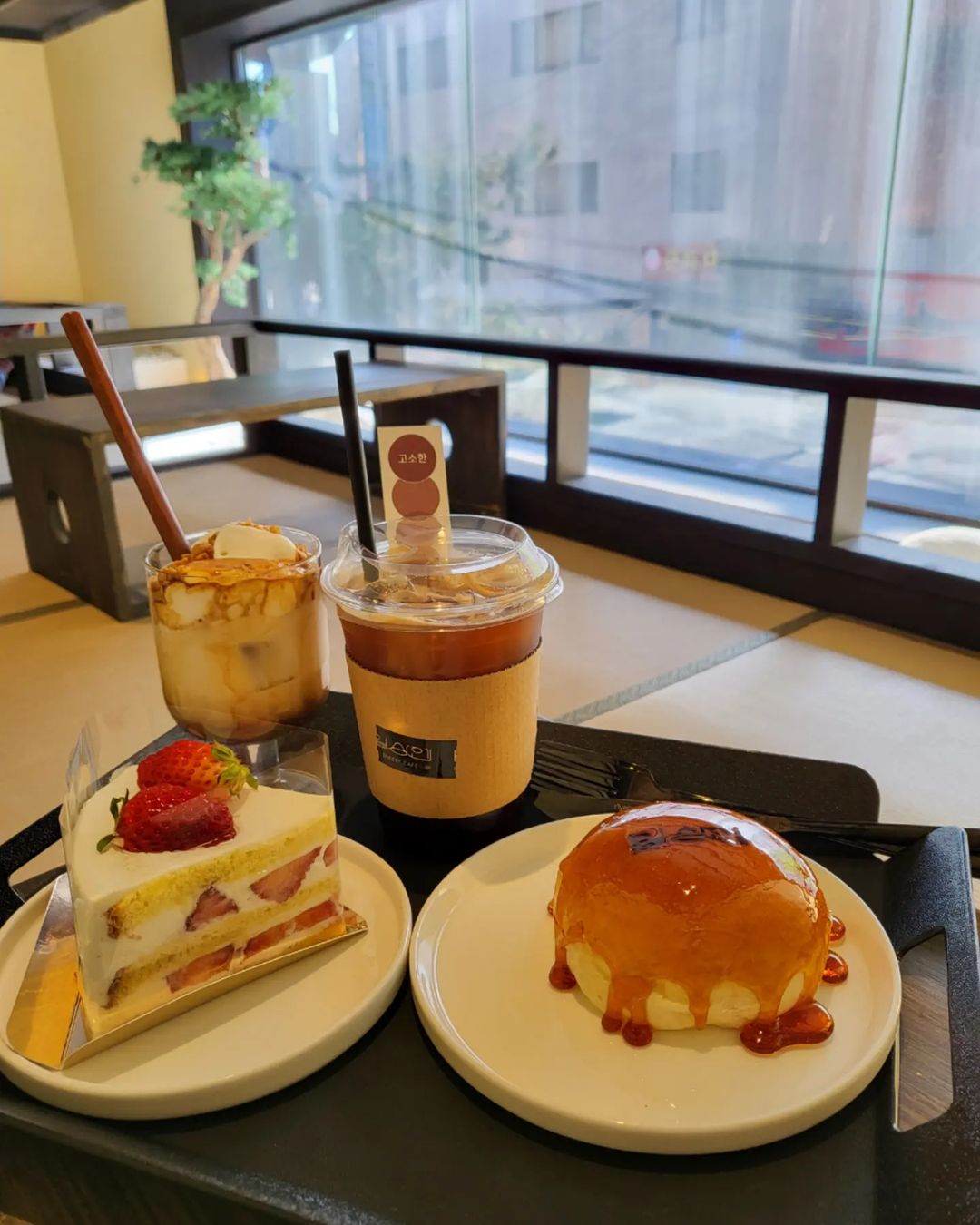 김준태 on Instagram: “수원데이트~♥ . . #주말 #카페 #일상 #여행 #맛집 #카페투어 #커피 #커플 #데이트 #커플스타그램 #럽스타그램 #일상엔베이커리 #수원 #베이커리 #디저트 #맞팔 #선팔 #선팔