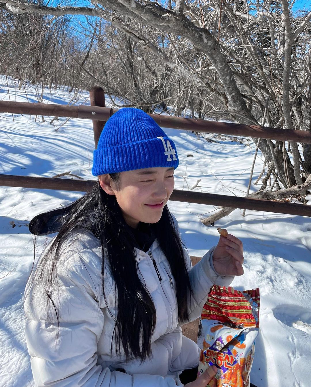혜인 on Instagram: “어릴 땐 먹지도 않던 맛동산에 손이 가는 이유...! 산에서 먹으면 요상하게 더 맛있는 거, 저만 그런거 아니죠? 특히 연양갱은 종주나 산탈 때 필수구요. 너무 맛있어요😆 1