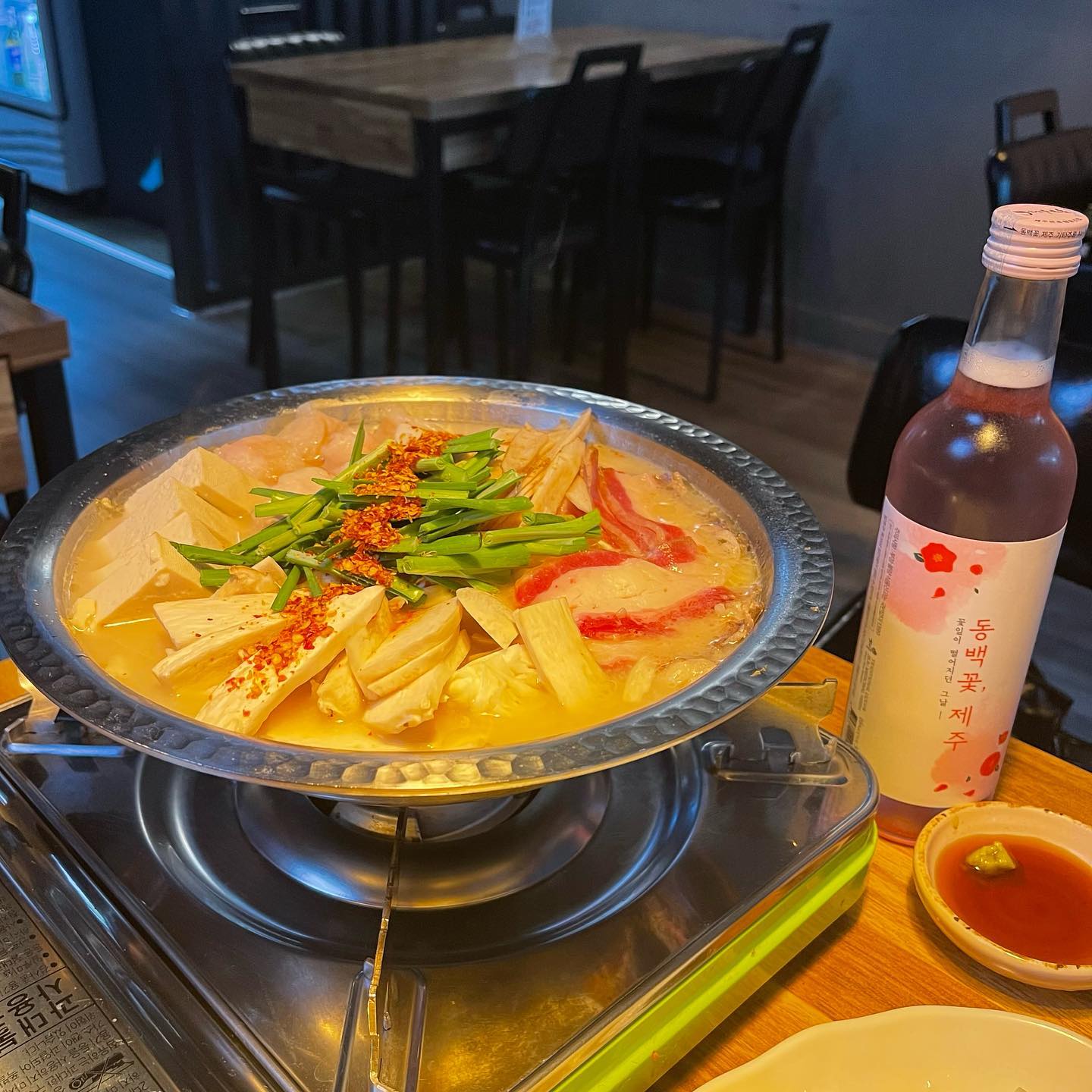 #협찬 관리받고 허기져서 구의 [골목료리집] 에서 저녁을 든든하게 먹고왔어요!! 
.
한우곰탕에 한우대창이 들어간❤️
골목료리집의 대표메뉴 모츠나베입니당!!
국물이 아주 끝내줘요!!!👍🏻👍🏻👍🏻👍🏻👍🏻

대창을 소스에 탁 찍어먹으니 최고입니다❣
저 대창 처음 먹어보는데 이런 맛이군요🤩
.
롯데호텔, 그랜드 인터콘티넨탈호텔, 쉐라톤워커힐호텔 등
화려한 경력의 쉐프님이 정성가득 만들어서 하시는 곳이라 그런지 
역시 달라요❣️
음료 주류도 쉽게 구할 수 없는 것들도 있고 
특히 저 동백꽃 제주는 제주에서 공수해오셔서 
서울에서는 이곳 골목료리집에서만 맛볼 수 있다고 해요!! 와우🙌🏻
.
요리 추천도 잘해주시고 정말 맛있게 먹고 왔어요!! 
다른 요리들도 먹어보고 싶어요😆
.
구의역에 가면 꼭 다시 들려서 먹을래요💕
.

#골목료리집#구의역맛집#구의역모츠나베#구의역술집#구의맛집#구의역이자카야#구의역안주맛집