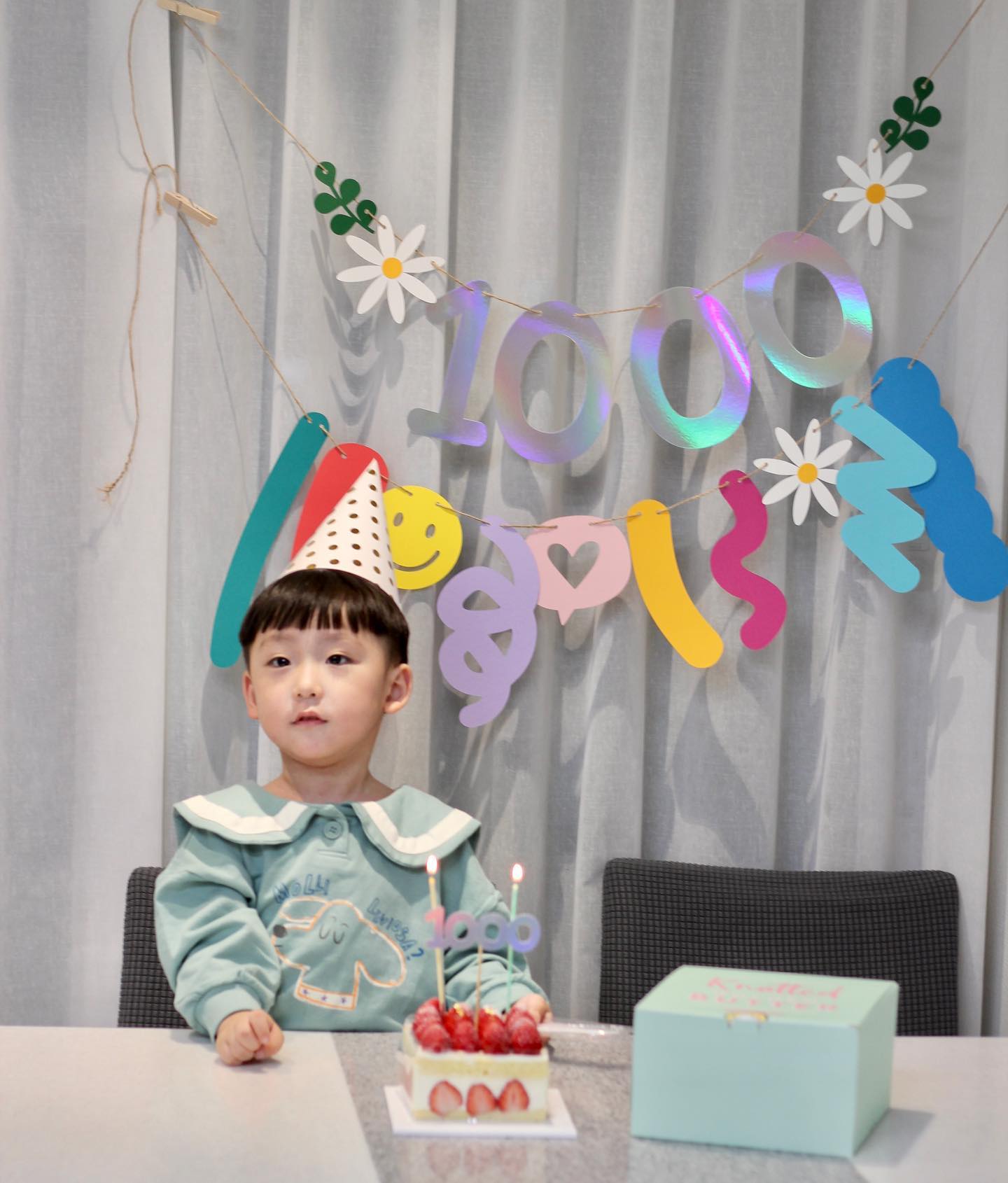 💚
우리 시윤이 1000일 축하해 !
내일이 천일인데 오늘이 휴일이라 
하루전에 미니 파티~ 
천일동안 우리 가족 옆에서 잔병치레없이
건강하게 자라줘서 너무 고마워〰️

사랑해 우리 아들, ♥️