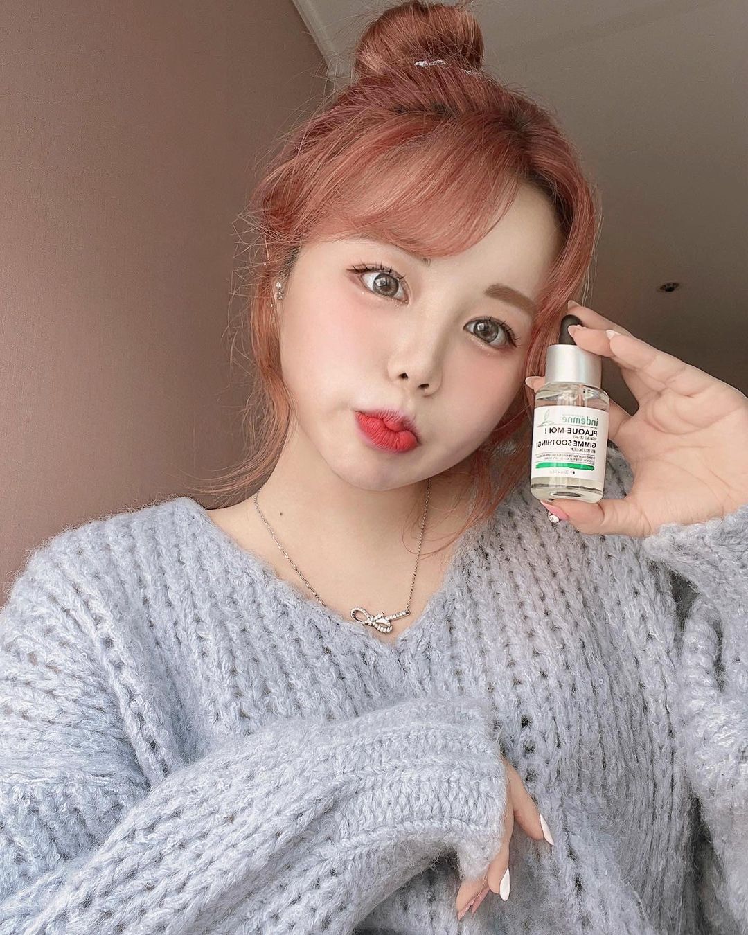 예지 on Instagram: “#협찬 예민한 피부에 피부 진정 및 영양 공급까지 주는 “엥뎀 김미수딩 오일세럼”🥳 오일이지만 묽은 에센스 느낌으로, 끈적이지 않는 가벼운 타입이라 부담없이 산뜻