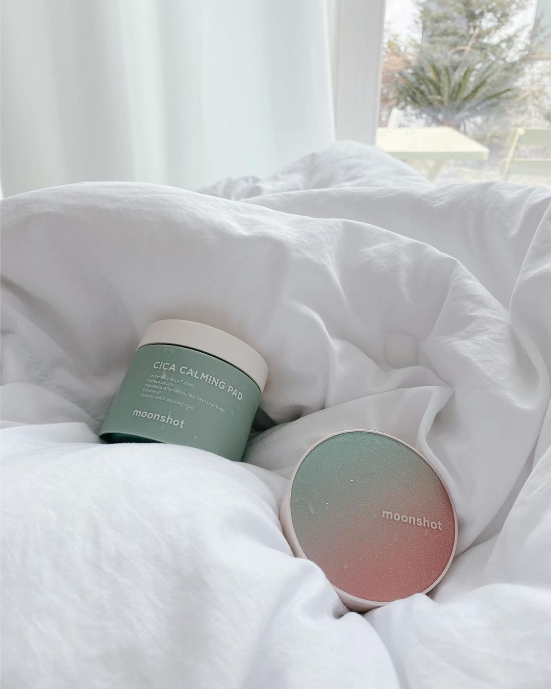 @mooniiiing’s Instagram photo: “#협찬 #광고 @moonshot_korea 건조한 겨울철/환절기에 피부진정을 도와주는 꿀조합🤍 #문샷 의 시카 카밍패드 & 마이크로 카밍핏 쿠션이에용😳 저는 시카 카밍패드는