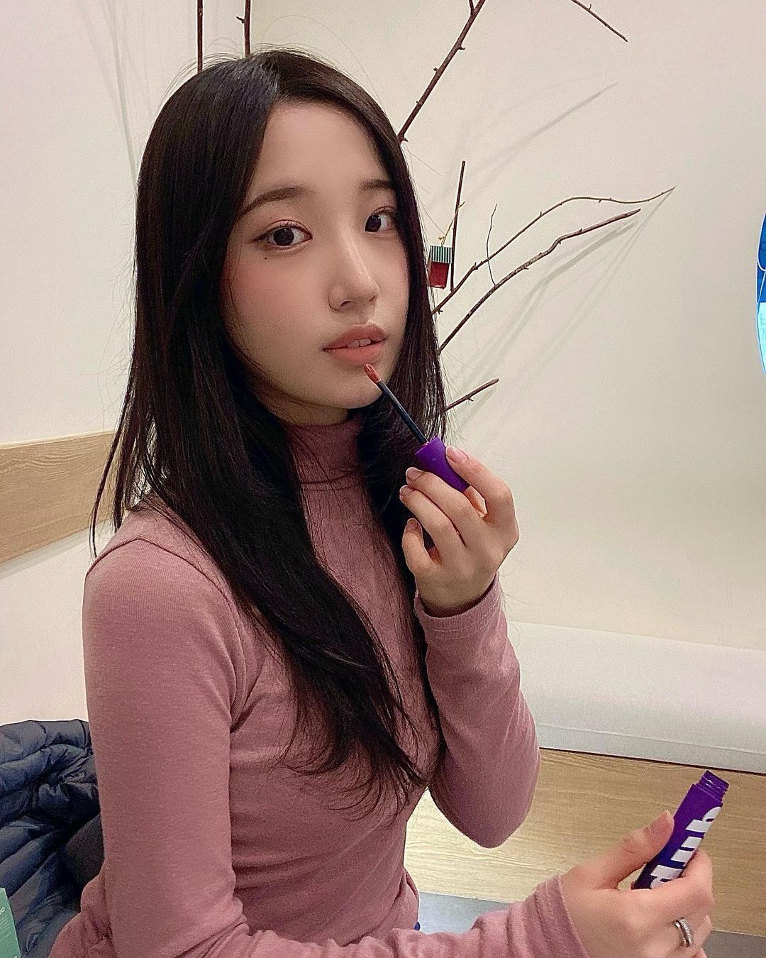 @mooniiiing on Instagram: “#협찬 @duh.ooo 저는 입술이 건조해서 각질이 되게 많이 일어나는 편인데 duh 틴트를 쓰고나서는 각질부각 걱정을 하지않게 됐어요🙈💓 저는 쿨톤 색조합 5번, 3번을 사