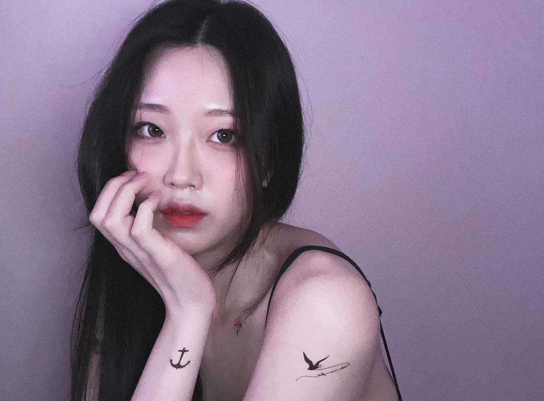윤주🐰 on Instagram: “예쁜 타투 스티커 붙이고 기분 전환 굿굿〰️”
