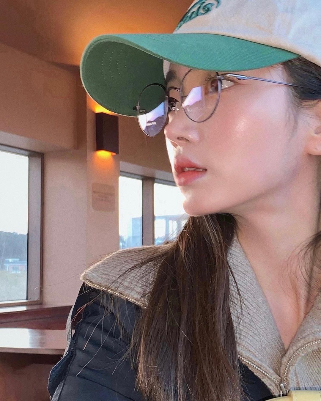 정빈 on Instagram: “안경 쓴 나 제법 멋져보여요 ..😎 이번에 좋은 기회로 선물 받은 @S7ILUVU 👓 8g 정도로 아주 가벼운 편이고 국내 장인들의 손길을 거쳐 핸드메이드 수공예 방식으로 제