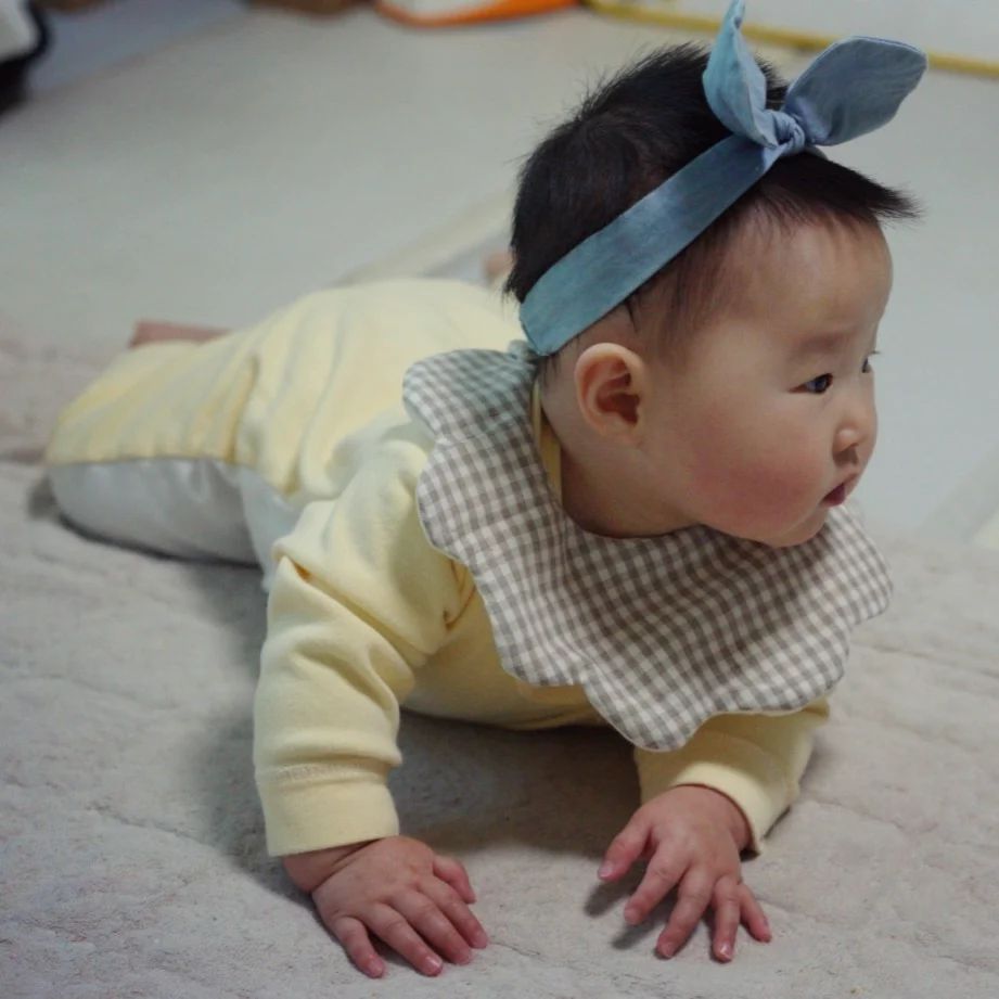 👶
２０４ᴅᴀʏs

요즘 침이 많이 생기더니
울때 보니 아랫니가 올라오고 있었다
하나는 하얗게 보이고 
하나는 구멍이 나 있었다

침이 많이 나는 아가의 필수템
아.기.턱.받.이

제이리리 체크무늬 아기턱받이는
핸드메이드 제품으로 kc인증도 받았으며
면100%로 되어 있어 
안심하고 아기에게 사용 하여도 되었다

아기턱받이가 도톰하여 
침흡수력이 좋았다
실용적이면서 디자인과 색감도 예뻐서
실내복이나 외출복 어디에나 잘 어울렸다

제품 배송도 너무 예쁘게 배송 되었던 아기턱받이 출산선물로도 좋을듯~!!

#제이리리 #아기턱받이 #출산선물추천 #출산선물 #아기턱받이추천