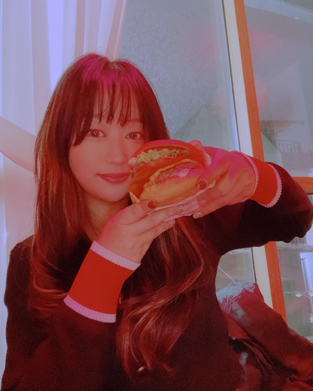 혜니 on Instagram: “#협찬 연남동에 제대로 수제버거하는 집을 찾으신다면 바로 요기!! 1989버거스탠드 추천해요 ㅎㅎ 힙한 매장인테리어와 음악, 분위기 너무 좋더라구요! 아보카도러버인 저