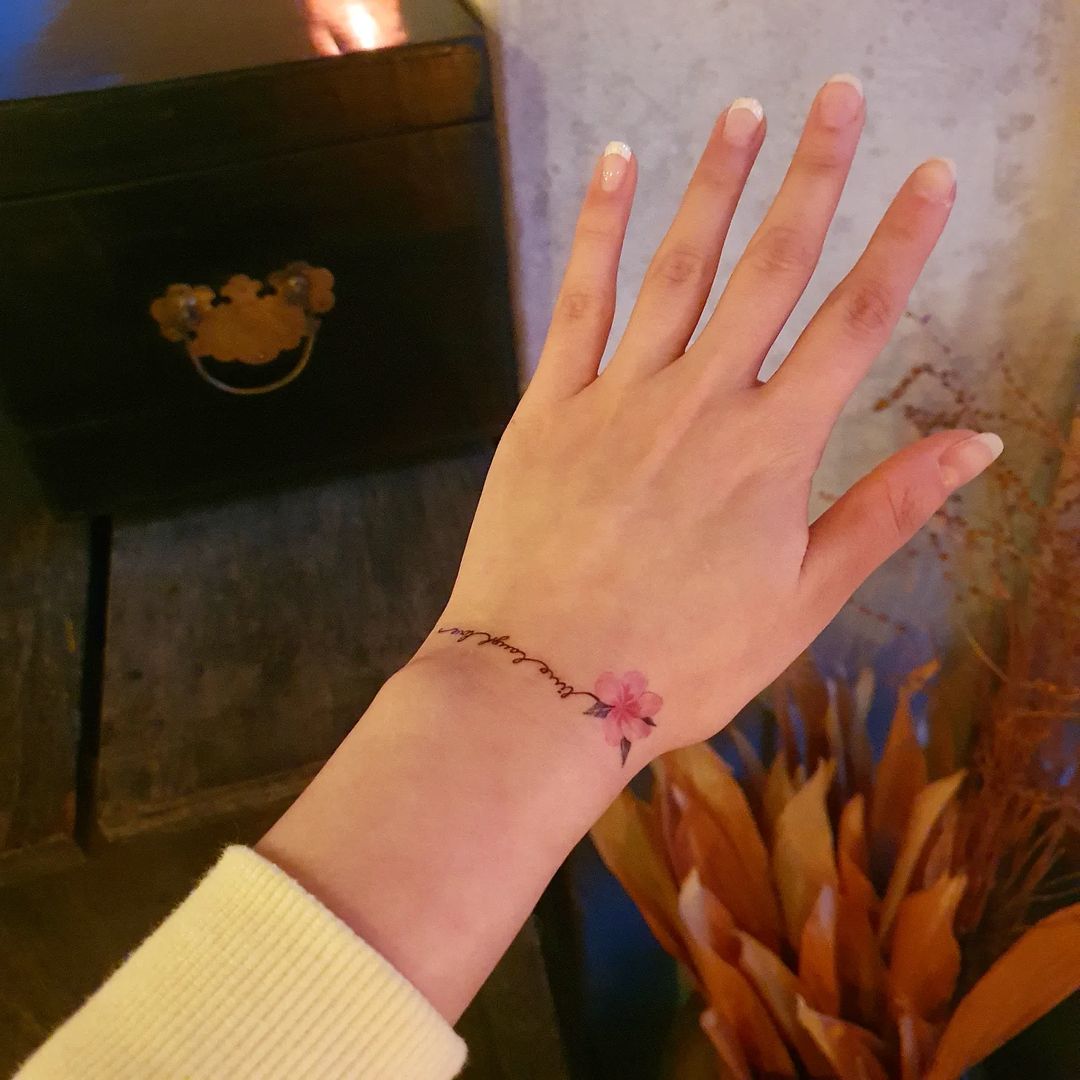 쪼으뇽 💕 on Instagram: “벌써 내일이면 경칩🙂 이제 옷이 얇아질 날만 남았는데요. 문신할 용기는 나지 않지만 멋은 부리고 싶을 때 이렇게 타투 스티커가 딱인거 같아요! 옷 사이로 슬쩍