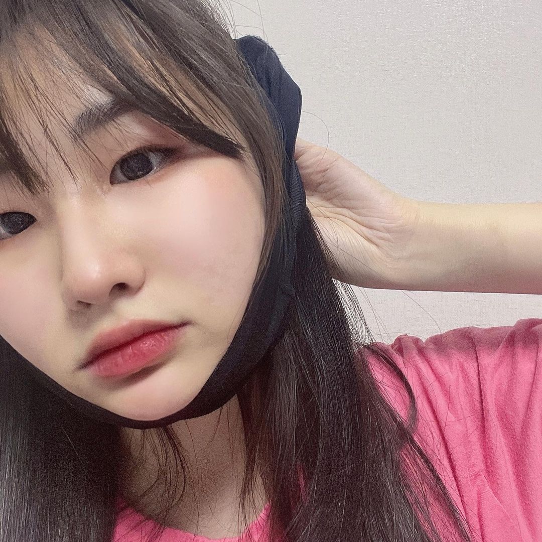 민주 (20) on Instagram: “#협찬 얼굴살 제발 빠져죠🥺💗 저희 얼굴 소듕하잖아요 하나하나 중요하게 고르면서 쓰면서 리프팅밴드 아무거나 쓰면 안되죠!! 실제 병원에서 얼굴수술후 착용하는