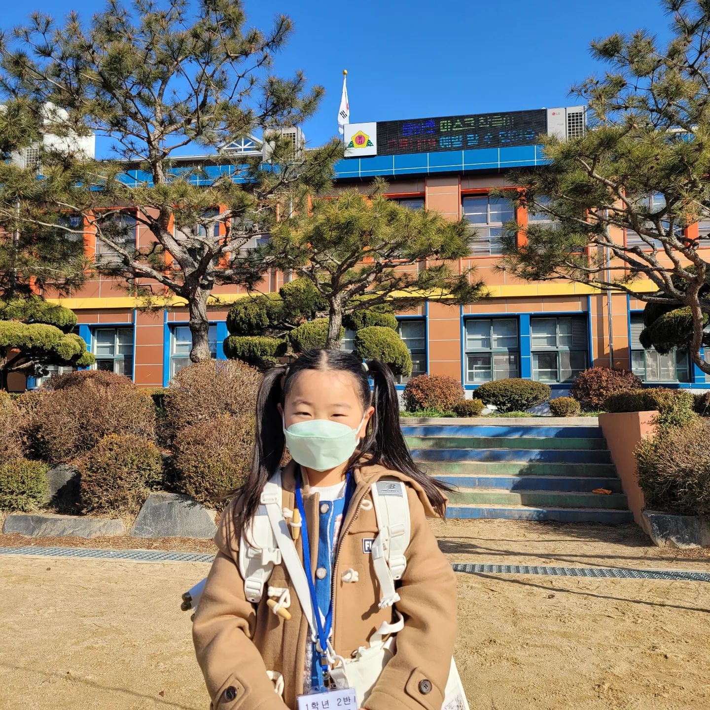 초등학교 입학하고 정신없던 한주가 지나고 이제 좀 제가 적응한기분입니다 🤭
민주는 잘하는데 제가 걱정이 많고
제가 준비안되어있어서 저혼자 너무 힘들었었거든요 🤣🤣
⠀
민주는 등교도 첫날혼자가고
둘쨋날부터 친구랑 가기시작했는데
아주 뒤도 안돌아보고 안녕하고 가버립니다...(시원섭섭)
⠀
돌봄도 잘가고 끝나고 학원도 잘가고 학원끝나고 집으로도 잘왔는데
저혼자 전전긍긍 😅😅
근데 또 혼자 잘하니 서운한마음ㅋㅋㅋㅋ
⠀
그래도 못해서 걱정하는거보다 잘해서 서운한게 더 나은거같은기분
주말내내 빨리학교 가고싶다고 얼마나말했는지...
⠀
오늘 담임선생님께서 입학식때 사진 올려준거보고 또 뭉클ㅠㅠ
⠀
⠀
#진짜초등학생이구나
#적응다한듯한따님
#아직도엄마는마음못잡는중
#둘다처음인데민주는아무렇지않은거같지
#초딩맘#초등학생#1학년