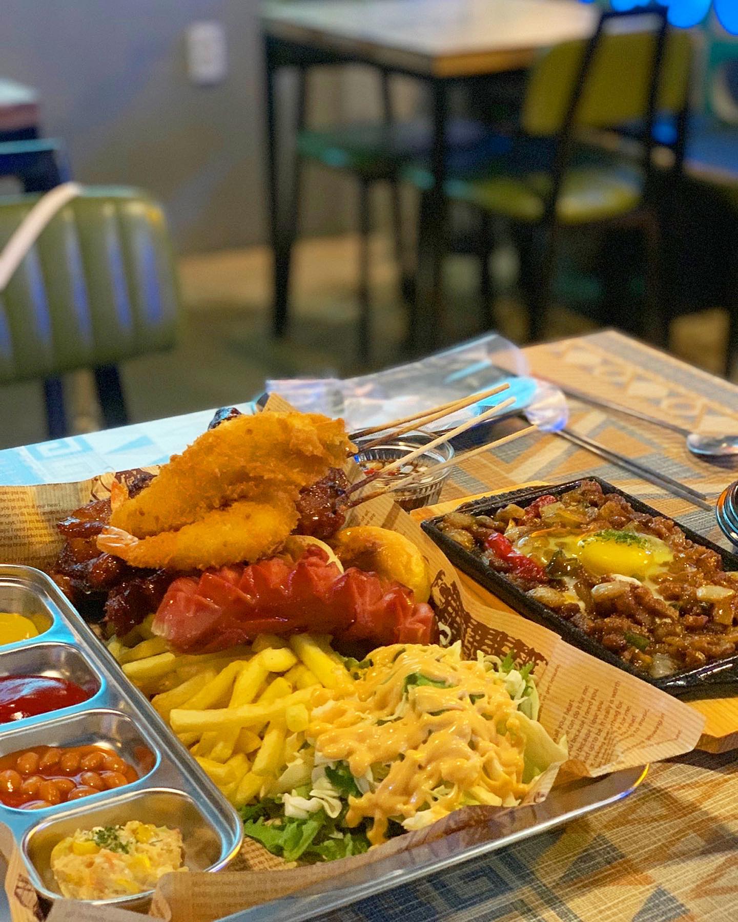 필리핀 감성 가득한 신상 맛집 라푸라푸🏖💙

동대구역 신세계백화점 맞은편 골목에
필리핀 갬성 맛집이 생겼다,,💕

세부에서 호핑투어를 하는 사장님이 운영하셔서
그 어디보다 필리핀 현지 맛을 잘 담았다고 볼 수 있는 식당😮👍🏻

정말 다 맛있지만 맥주와 함께 먹으면 좋은
바베큐나 꼬치가 환상적이다,,🍖🍻

가게 인테리어부터 필리핀을 담아내고 있어서
코로나 이전 맘껏 놀러다니며 스킨스쿠버 할 때가 그리웠는데
딱 그때 그 맛을 구현하는 맛집🤿💓

양념이 강하지 않으면서도 쫄깃한 식감이 살아있는
단짠단짠 바베큐, 튀김류는 바삭바삭해서 자꾸만 손이간다!!🙌🏻

그리고 혹시 필리핀 음식을 잘 모르는 손님이 있을까봐
음식마다 상세한 설명까지 기재되어있는 따스한 메뉴판..🙆🏻‍♀️❤️

날이 따뜻해지면 가게 앞 테라스에서 맥주한잔하며 
오징어 그릴요리인 시즐링 푸싯도 꼬옥 먹어보고싶다🍻

정말 기분좋게 식사했던 맛집 라푸라푸! 완전 만족😊💖

✔️대구 동구 동부로34길 5
✔️매주 월요일 휴무