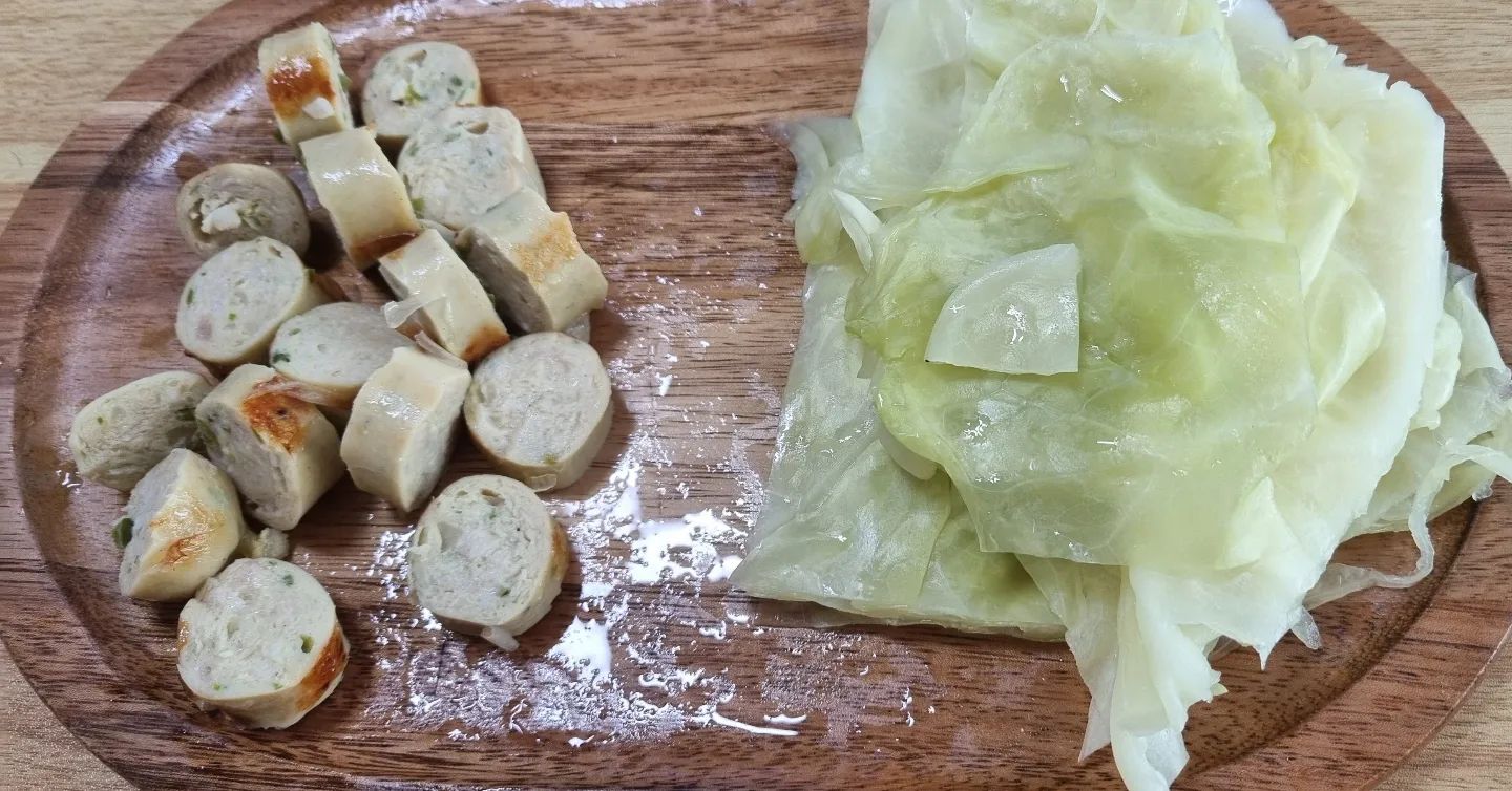오늘 점심으로 먹은
두부강된장&양배추쌈과
닭가슴살소세지 조합이에요♡

맛과 영양을 모두 챙긴
건강한 한끼에요🥗

#맛스타그램 #먹스타그램 #다이어트그램 #다이어트식단 #다이어트음식추천 #먹팔맞팔 #소통해요 #선팔맞팔