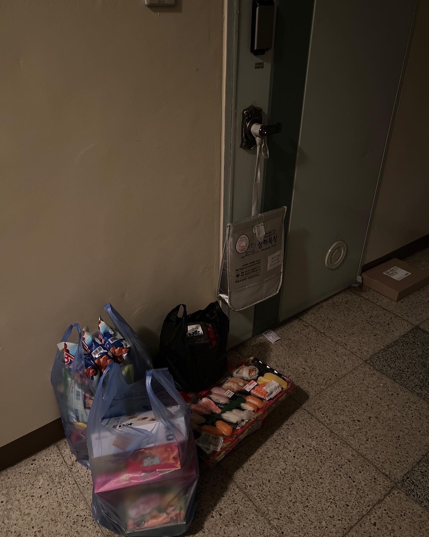 𖤐

이게 뭔🤬
결국 우리집까지...
2년동안
잘 버텼는데

소아과에서 신속항원받고
두줄확인하고 
주말이라 pcr바로 못받고
집으로 돌아오는 뒷자리에서 
얼굴박고 꺼이꺼이💦

집에있는 아들들걱정에
레슨받은 수십명애들 걱정에
수업관리 받는 애들걱정에 
.
.
.
일주일스케줄 꽉꽉 잡아놓은거
줄줄이 취소...
얼른 열이나 떨어지고 
기침이나 그만하고싶다🥺

#속상하다
#코로나19물러가라 
#진짜제발쫌
#애들이랑_오랜만에 
#하루종일집콕