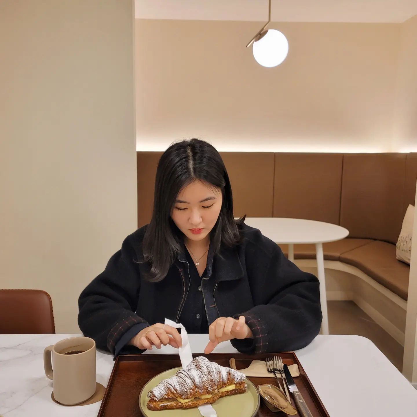 ⠀
이번에 너무 빨리 찾아온 단발병💇🏻‍♀️

지금도 중단발정도 길이인데 숏단발로 자르고싶다🤦🏻‍♀️