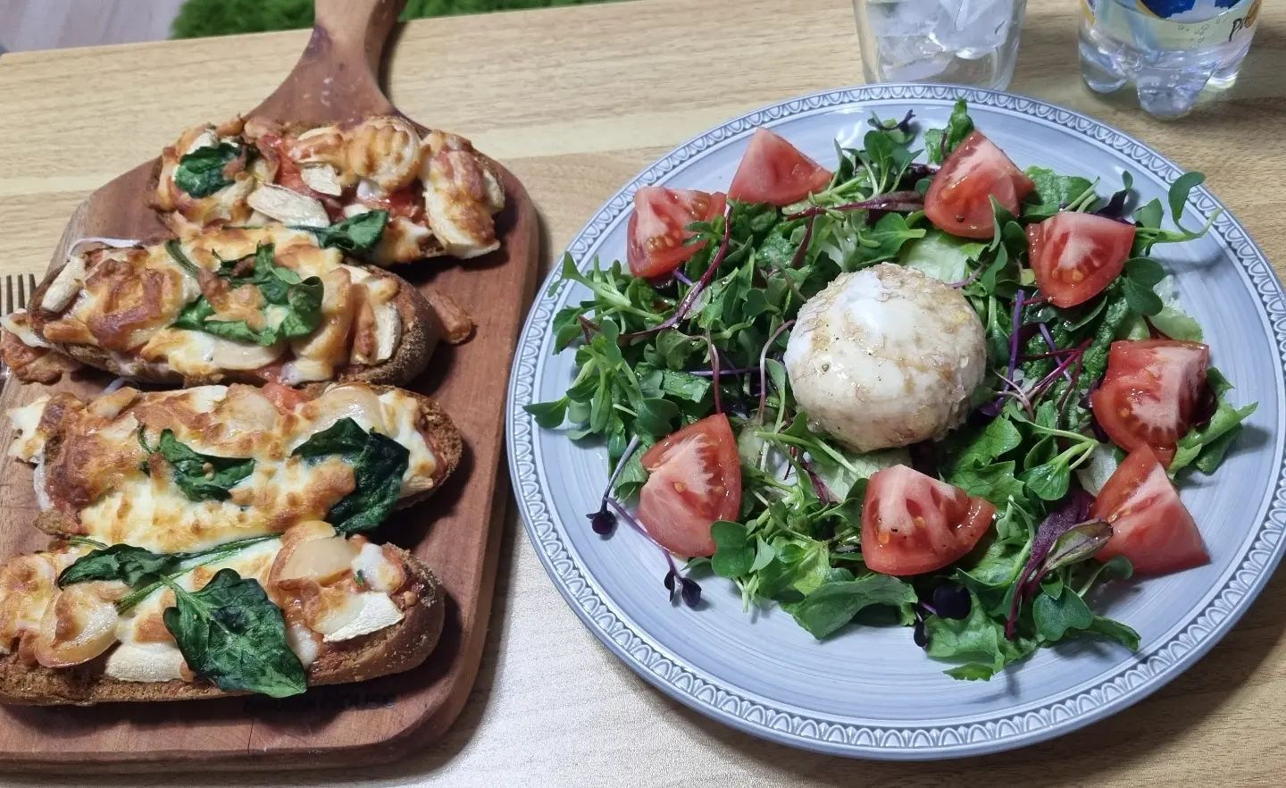 오늘의 메뉴는
호밀빵닭가슴살피자🍕와
부라타치즈샐러드🥗

호밀빵에 으깬토마토를 소스대신 발라주고
닭가슴살소세지와 버섯, 시금치를 올리고 에어프라이어에 구워서 만든 피자🍕
양상추 어린잎채소와토마토를 곁들여 만든 부라타치즈샐러드🥗

건강하고 맛있는 한끼하세요💕

#다이어트그램
#다이어트식단 #다이어트음식 #먹스타그램 #맛스타그램 #먹팔맞팔 #먹스타그램 #선팔맞팔
