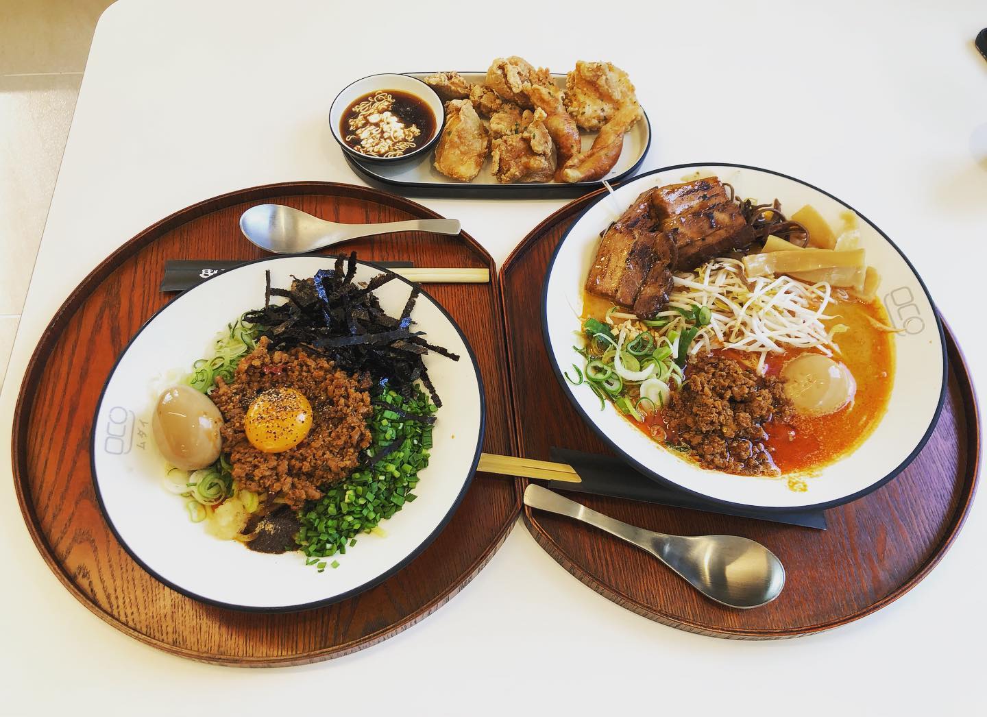 #내돈내산 #맛집투어
이제 진짜 봄날씨네요🌱
월드컵 공원 가기 전에 #신상맛집 다녀왔어요!
.
일주일도 안됐다는!!
외관도 깔끔해서 기대됐는데
맛도 대박이에요😆
.
메인은 #마제소바 랑 #탄탄멘 인거 같아서
두개랑 사이드 빠지면 섭하니까 #가라아게 까지!
닭껍질교자도 두개 서비스로 주셨어요 🥰
.
우선 탄탄멘은 고소함이 저세상급에 하나도 안매워서 맵찔이 남편한테 딱!👍 이었어요! 평소에 궁물같는건 안먹는데 궁물이 찐이라 남편이 계속 퍼먹(?) 었구요 ㅋㅋ 
제가 먹은 마제소바는 맛있게 먹는 방법대로 처음엔 그냥 섞어서 먹은담에 다시마 식초 휘리릭하니까 또 감칠맛이 올라오고 면 다 먹고 남은 고기랑 소스에 밥을 비벼 먹으니까 다시 신세계 🤩
가라아게는 짜지도 싱겁지도 않은 간에 속살이 촉촉하니 넘 부드러웠구요~ #닭껍질교자 는 첨 먹었는데 느끼함 하나 없고 고소, 담백해서 또 먹구 싶은 맛이었어요🤤
다음에 오면 #비빔탄탄멘 먹을거에요! 🤭
.
💵마제소바 (9.0) +계란추가 (1.0) 
💵탄탄멘 (9.5) +차슈 3p (3.0)
💵가라아게 5p (7.0)
.
📍#무다이 (11:00 ~ 22:00 / 15~17시 브레이크타임)
📍서울 마포구 월드컵북로44길 33 1층
(디지털미디어시티역 9번출구에서 325 미터)
.
#상암동맛집 #디지털미디어시티역맛집 #DMC역맛집 #상암맛집 #서울맛집추천
