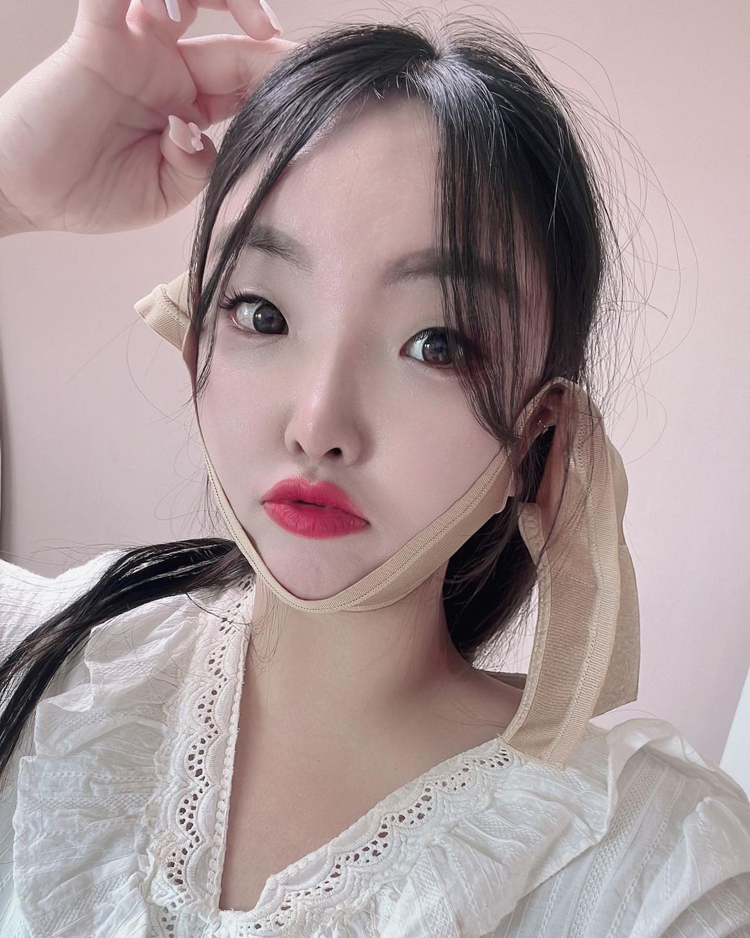 Danii 다니 on Instagram: “#협찬 제주도여행때 너무 먹어서 첫날하고 마지막날 볼살차이가 어마어마 하더라구요🤣🤣 이럴때 얼굴선을 확 잡아주는 리프팅밴드를 사용하면 얼굴붓기 빼주는데