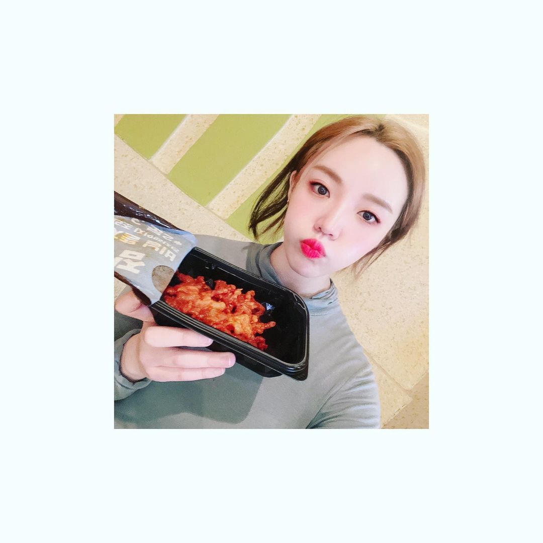 일반인 모델 & 인플루언서 / Jeong In on Instagram: “#협찬 #무뼈닭발 리얼 직화로 구워 살아있는 불맛! 불향이 솔솔~ 불맛 가득 매콤한 무뼈닭발 혼술 안주 메뉴로 소개합니다. ❤ 포장마차에서