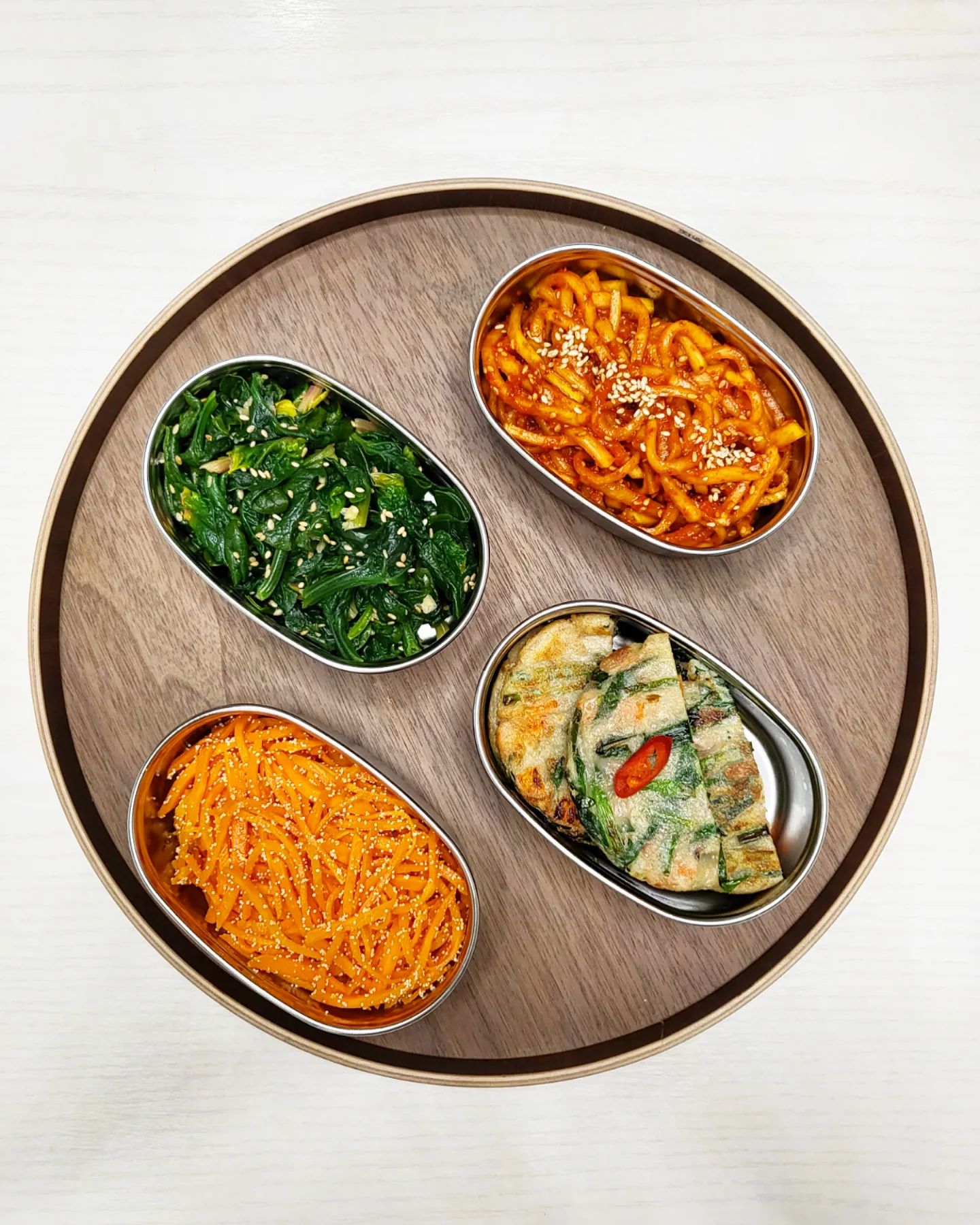 .
#반찬만들기
저번에 만들어 먹었던 반찬들이에요.
처음먹어본 #섬초 씹을수록 은은한 단맛이 
돌아서 깜짝놀랐어요 맛있다아...🤤
비빔밥은 먹고 싶은데 딱히 재료는 없고 해서
#섬초무침
#명란당근볶음
#무생채
넣고 계란후라이, 고추장, 참기름 팍팍 넣어서 비빔밥 먹었어요😊☺️
아이들 좋아할만한 #참치부추전 도 만들구요
몇일 전부터 새로운 운동을 다니고 있어요~
근데 요즘 어린이집에 코로나 확진자가 너무 나와서 불안한 마음에 막내는 어린이집 안보내고 집에서 돌봄 중인데
덕분에 운동도 못나가고
아이랑 먹고 눕고 먹고 눕고 매일이 먹눕입니당 
늘어져어~~😵‍💫😵
그래서
그나저나 
🤔 흠.. #오늘뭐먹지
.
.
.
#집밥#홈쿡#집밥스타그램#홈쿡스타그램#반찬#집반찬#오늘의반찬#간단한반찬