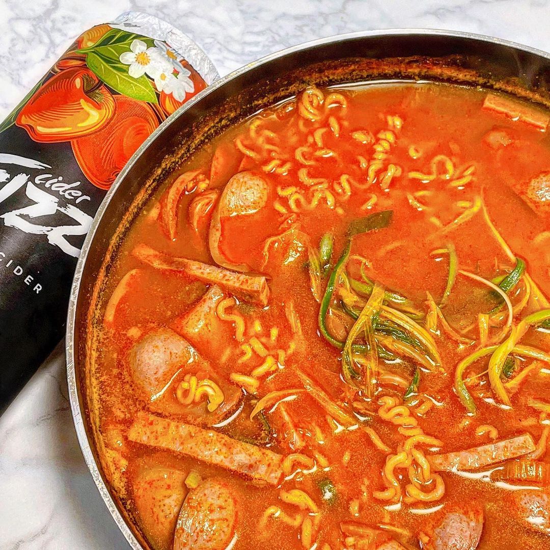 민블리 on Instagram: “#협찬 #굿즈마켓 #통큰부대찌개 육즙 가득한 햄과 소세지가 가득하고 사골 육수와 비법 양념을 맛을 낸 굿즈마켓 통큰 부대찌개예용😘 칼칼하고 느끼하지 않은 꼬소한