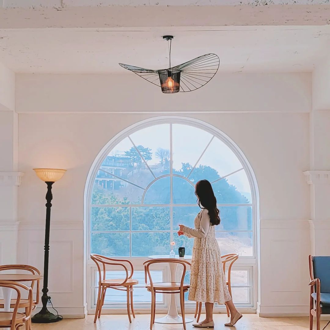 한송이🌹’s Instagram profile post: “ღ'ᴗ'ღ ⠀ 퇴사 기념 버킷리스트 중에 하나였던 '남들 출근할때 놀러가기' ⠀ 흐린 날씨였지만 성공적이었던 #c27다운타운 ⠀ 살랑살랑 선선한 바람부는
