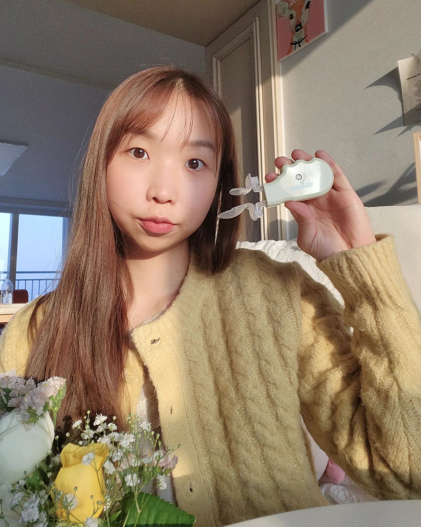 #협찬 노랑노랑 너무 귀여운 #관리템

#데일리원더미브잉​ 을 사용하는 이유 🌼

뮤잉운동이 턱선 리프팅이나 교정에 된다는 걸 이번에 알게 되었는데요. 안그래도 얼굴이 동그랗기도 한데 볼살이 많은지라 좀만 살쪄도 턱선이 쳐진 것처럼 보여서 고민이었든요ㅠㅠ

1회에 3분, 하루 3회씩 운동하는걸 추천하는데 출근하는 날에는 한번밖에 못하고, 재택하는 날에는 하루에 2-3회정도 뮤잉 운동을 해요!

꾸준히 해주면 발음 교정도 되고 안면 비대칭을 개선하는데 도움이 된대요😌

일단 무엇보다... 입으로 숨 쉬고 코고는게 일상인지라... 꾸준히 해보려구요 :-)

#데일리원더 #미브잉 #뮤잉운동 #뮤잉운동기 #혀교정 #혀운동 #브이라인 #얼굴브이라인 #얼굴작아지는법 #얼굴작아지는마사지 #턱선리프팅 #안면비대칭마사지 #얼굴근육 #얼굴살빼는운동 #발음교정기구 #코골이방지기구