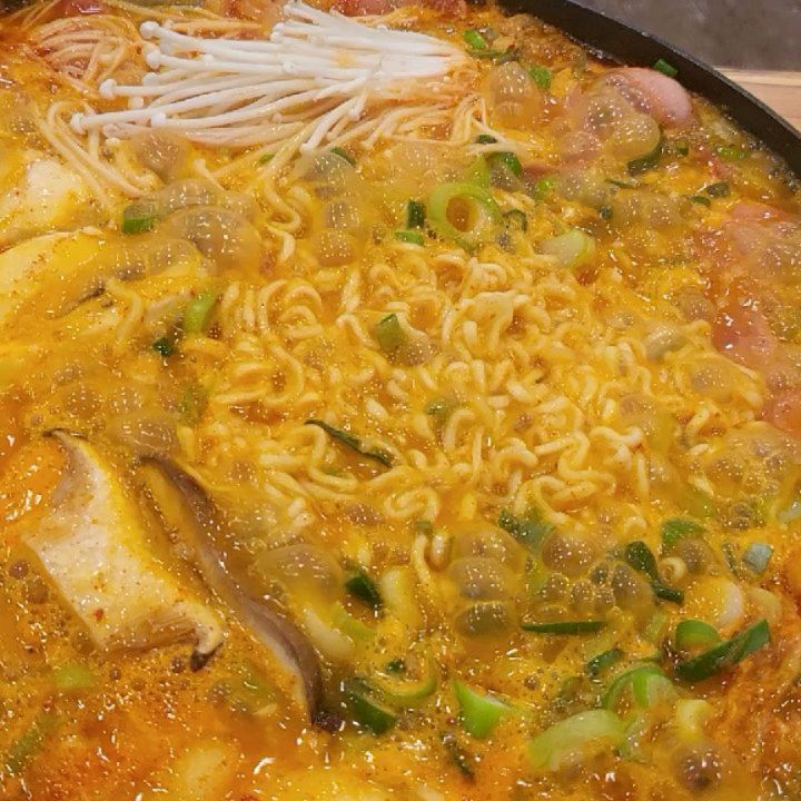◡̈ on Instagram: “#협찬 라면사리에 버섯 송송 넣어서 굿즈마켓 통큰 부대찌개 냠 >< 햄도 종류가 다양하고 국물도 맛있어서 간편하게 뚝딱 완성! 2~3인분으로 퀄리티도 좋아서 캠핑이나 여행