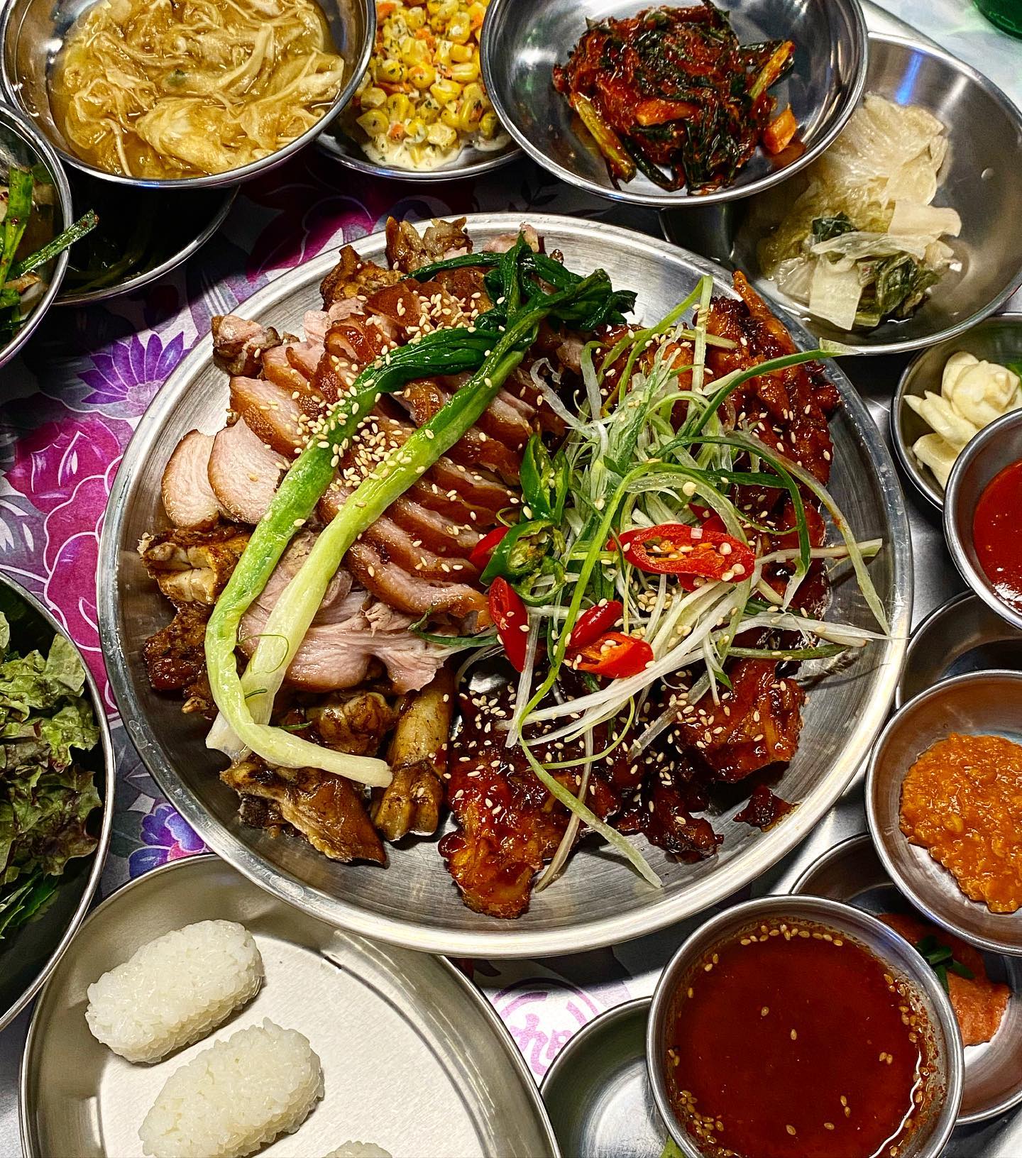 [신논현 완미족발] #소또먹_강남
슬기롭게 족발을 즐기는 방법✨

파숙지, 파김치, 생와사비, 명란쌈장, 묵은지, 초밥, 특제소스 등 다양한 찬에 곁들여 먹으니 정말 질릴 틈이 없네요!
완미족발만의 색을 내기 위한 노력이 가득해요

원래 족발은 몇입 먹으면 물려서.. 포부와는 달리 금방 포기하곤 했는데, 끝까지 과식하게 만드는 완미족발만의 매력🥺
족발 자체도 맛있지만 푸짐한 구성이 정말 인상적..

족발집답지 않은 레트로한 인싸감성에, 술마시기도 좋은 분위기에요! 이번엔 온족+불족 무난하게 반반으로 맛봤으니 다음엔 마라족발 도전❣️

#완미족발 #족발맛집 #불족맛집 #족발 #신논현맛집 #신논현역맛집 #신논현술집 #신논현역술집 #강남맛집 #강남술집 #강남역맛집 #강남역술집