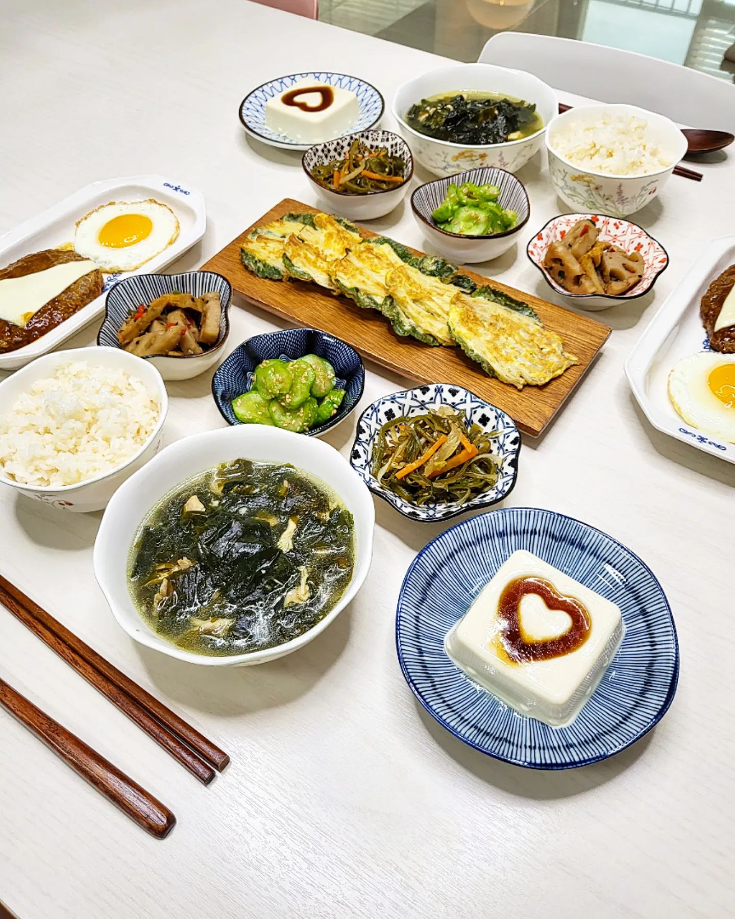 .
오랜만에 부지런히 움직였어요😊
오전엔 운동도 다녀오고
반찬도 만들고~ 
막내랑 놀이터에서 뛰어놀고🤗
이정도면 전 정말 열심히 움직인거에요 ㅋㅋㅋ
종일 누워만 있고 싶네여
누워서 요리하고 누워서 씻고 
누워서 설거지하고 ㅋㅋ
이제 주방 정리하고 누우러 가볼게요😆
.
.
.
#집밥#홈쿡#집밥스타그램#홈쿡스타그램#저녁메뉴#오늘의식탁#우리집식탁#집반찬#반찬메뉴