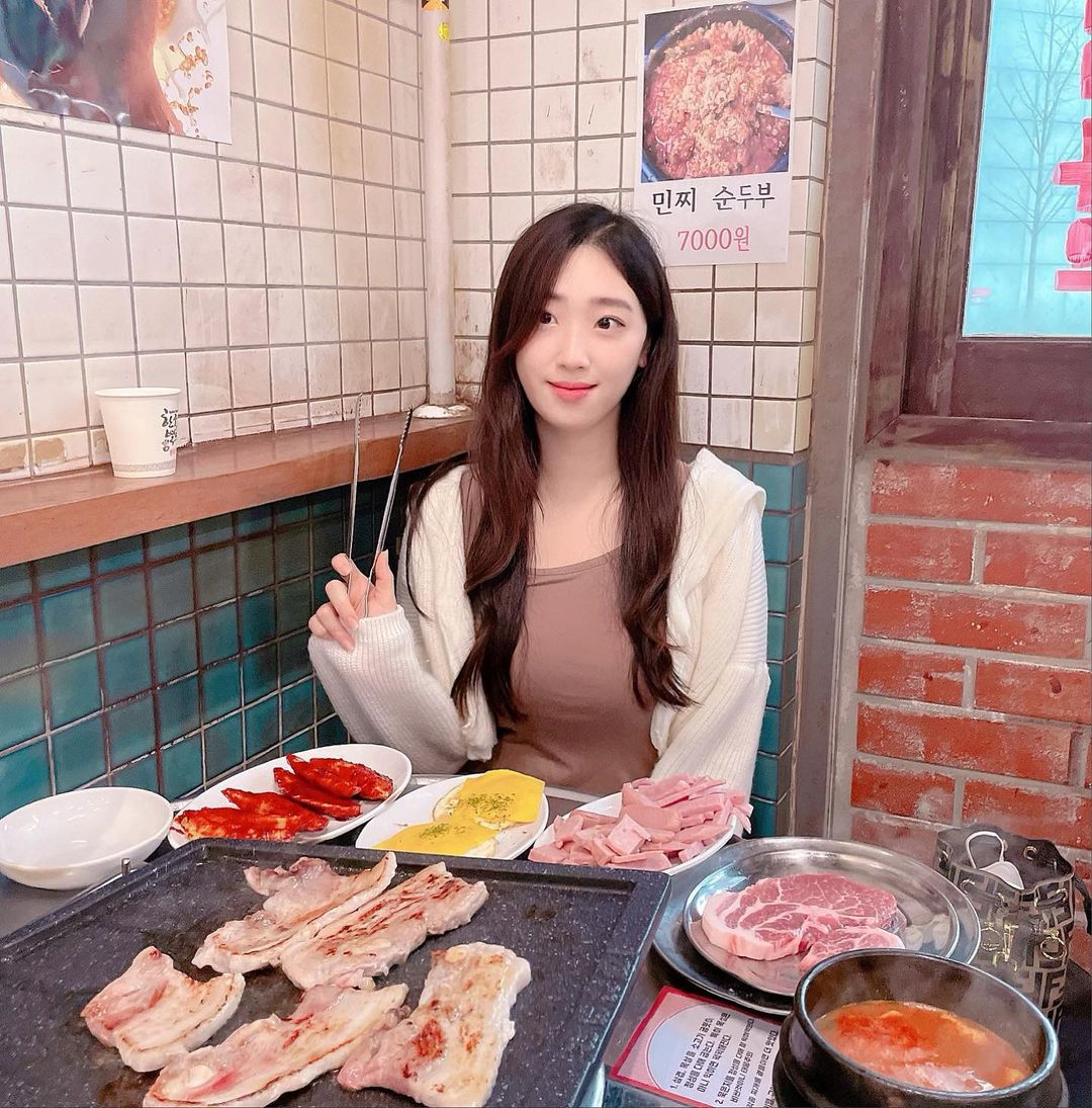 J on Instagram: “#협찬 🍽#경아식당 발산역 맛집으로 핫플 그자체 경아식당🤍 그 유명하다는 묵은지 삼겹살🥓 먹고왔어요:) 매장도 감성을 자극하는 요즘 유행하는! 레트로한 매장 분위기♥