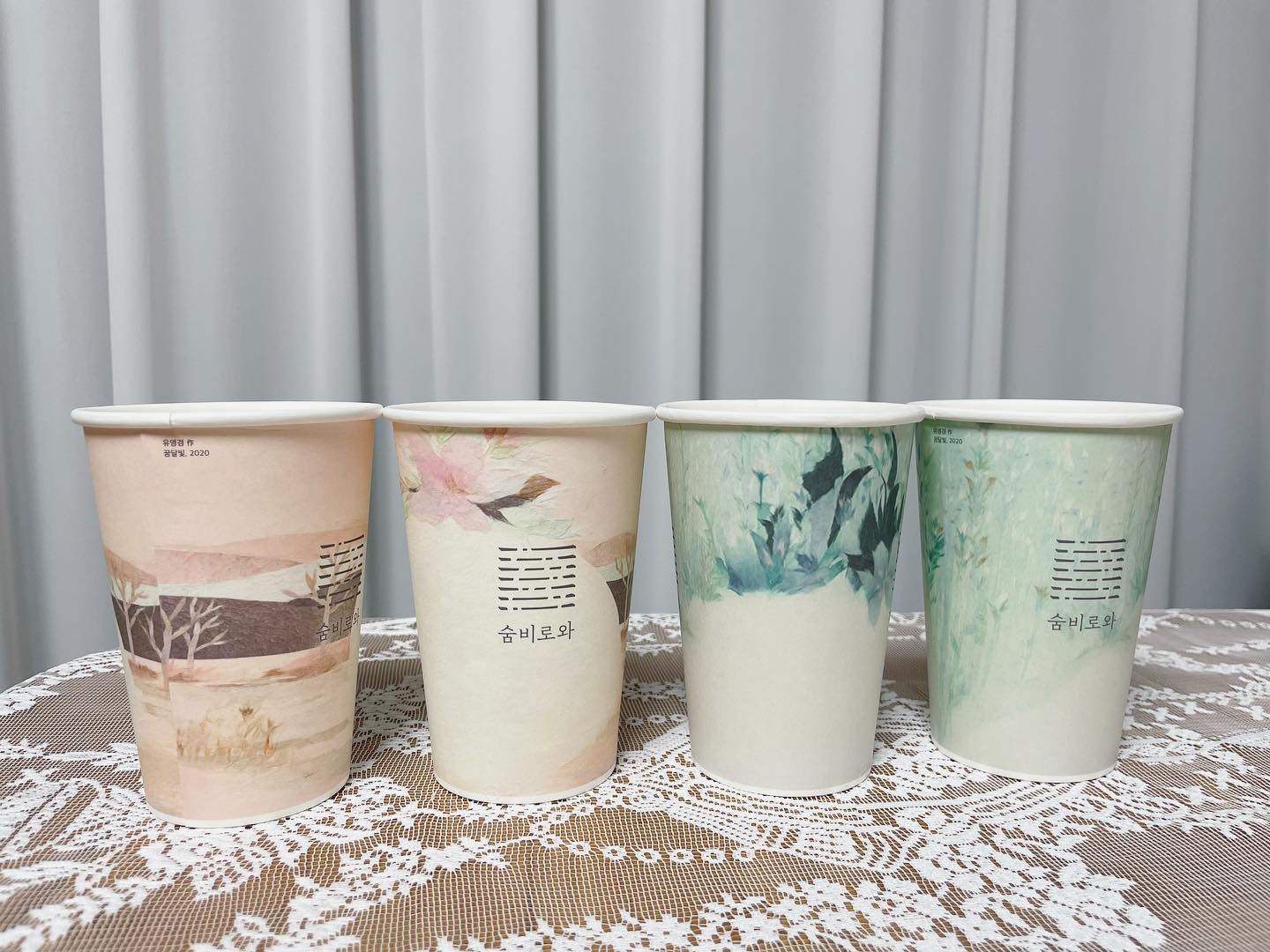 🌿
아트숨비 1층에 있는 “숨비로와” 카페에서
만난…..컵!!

현재 3월 31일까지 
스타벅스 과천dt점에서 
진행되는 개인전 <마음달빛> 작품 2점이

“숨비로와” 카페에서
음료를 주문하면 보실 수 있어요. 

이렇게 작품을 보니 
또 다른 새로움을 만납니다. 

아트숨비센터는 
복합문화공간으로 

1층에는 
숨비로와 카페와 
작가들의 굿즈 작품을!!

2층에는 
작가들의 개인전이 
진행중이 있습니다~~ 

현재 아트숨비 2층에서는 
이다연 작가님의 “일상 속 작은 휴식”
개인전이 열리고 있습니다. 

** 아트숨비센터 : 서울 은평구 은평로8길 9 아트숨비센터

#아트숨비#아트숨비센터#응암동#응암카페#숨비로와#개인전#전시회#응암전시회#마음달빛#종이컵#종이#art#artsoombi#스타벅스과천dt