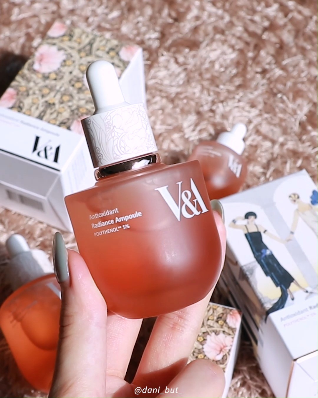#제품제공 속부터 겉까지 #리얼투명에이징 ✨
V&A #안티옥시던트래디언스앰플
vabeauty.official
⠀
⠀
안티옥시던트 래디언스 앰플은
V&A 독자 성분 폴리테놀™ 을 함유해
차원이 다른 항산화 효과를 보여줘요-!
⠀
#활성산소 는 노화의 원인 중 하나로
꾸준한 #항산화케어 를 통해 소거할 수 있어요
#이데베논 보다 5.6배 높은 활성산소 소거력의
폴리테놀™ 성분으로 항산화 예방을 도와줘요👌
⠀
⠀
저자극 미백 항산화 케어 성분으로
속기미부터 겉기미까지 #더블기미케어 !
너무 무겁지 않은 산뜻한 텍스쳐가 피부 속으로
빠르게 흡수되어 촉촉하게 채워줘요
⠀
칙칙한 기미잡티를 케어해 피부 속부터
투명하고 환하게 밝혀주는 #브이앤에이앰플
저도 현재 꾸준히 사용중인데 효과적인 #미백항산화케어 기대해볼게요:D
⠀
⠀
#브이앤에이 자사몰에서 3/16부터 재고 소진시까지
선착순으로 샘플링 이벤트를 진행하니
여러분도 참여해서 직접 사용해보세요😀
⠀
⠀
⠀
#바르는항산화 #V&A #스킨케어 #기미케어 #앰플 #파루미언서 #파우더룸